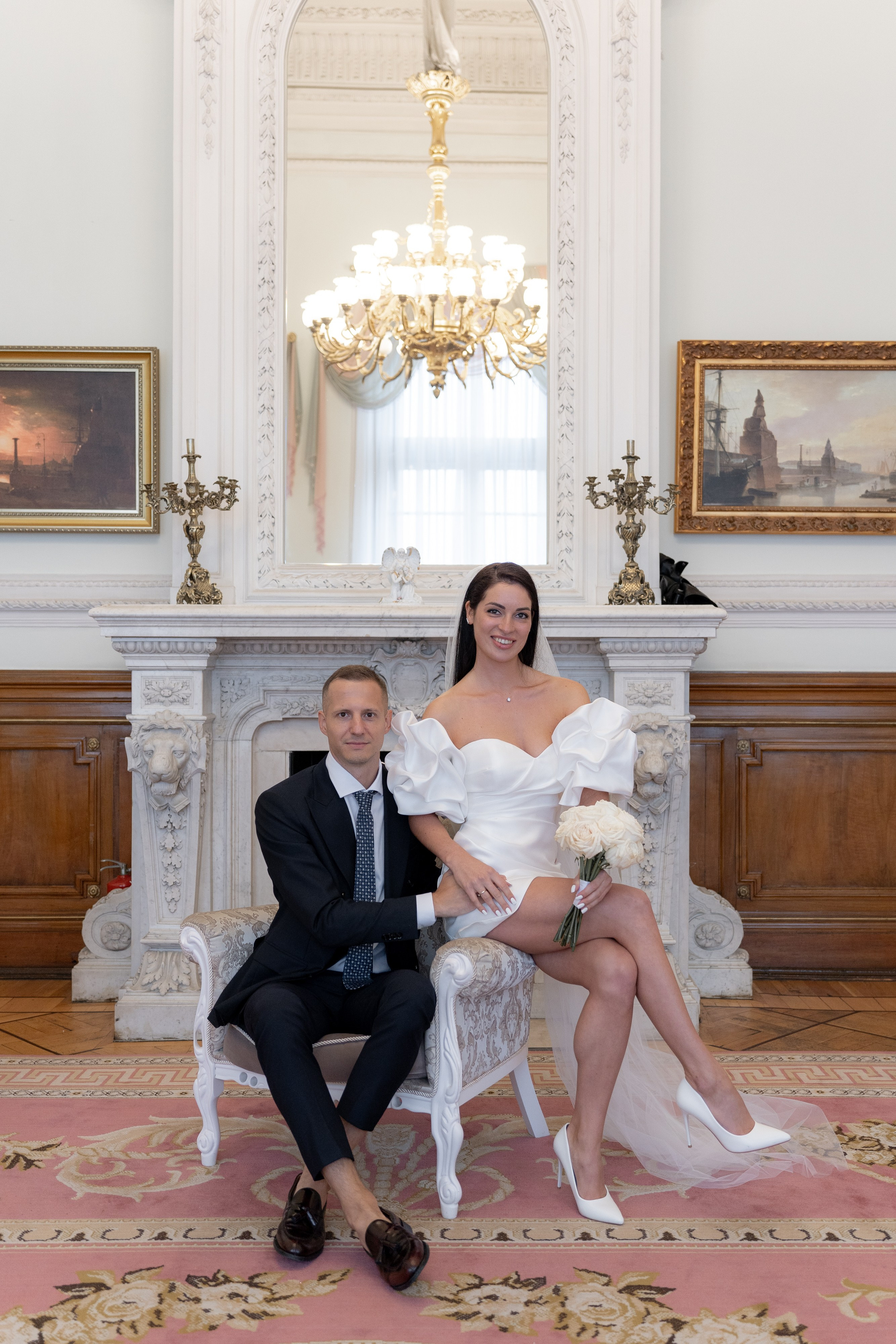 жених и невеста фотографируются в комнате жениха и невесты во дворце 1 в Санкт-Петербурге