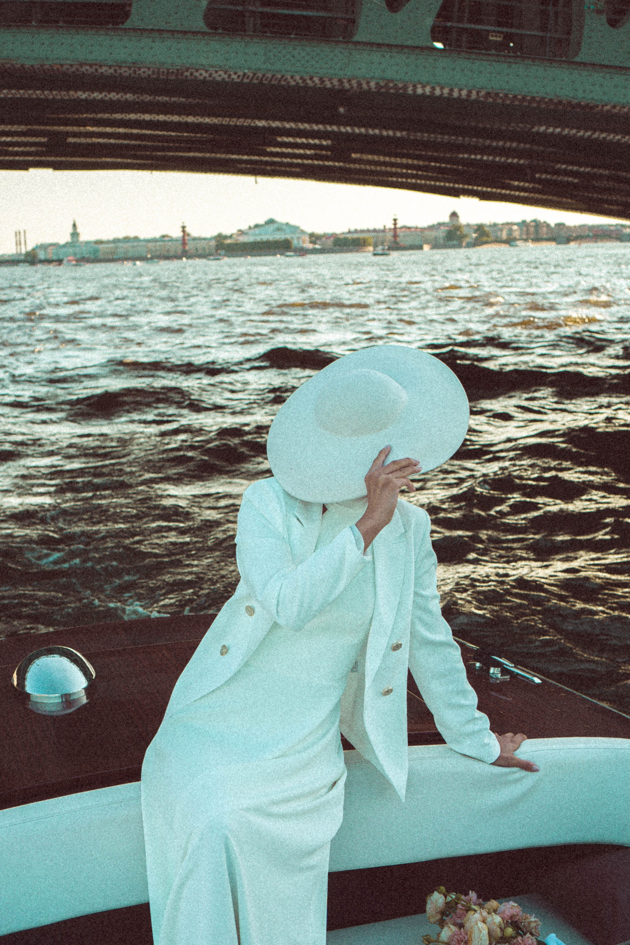 СВАДЕНБНАЯ СЬЕМКА НА КАТЕРЕ ПО КАНАЛАМ САНКТ-ПЕТЕРБУРГА И В АКВАТОРИИ НЕВЫ. Профессиональный фотограф, Санкт-Петербург — Виктория Богомолова