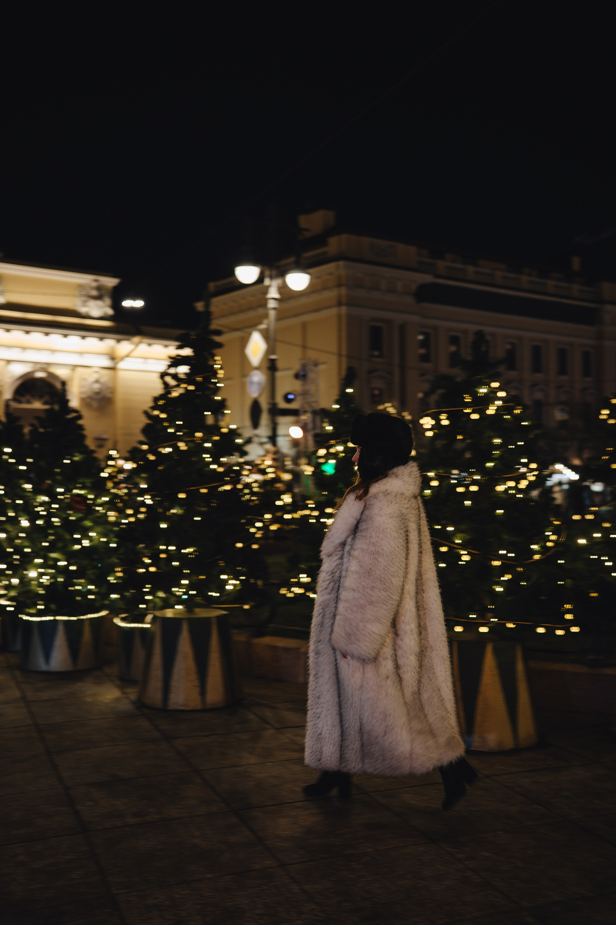 ПРОГУЛКА НА МАНЕЖНОЙ ПЛОЩАДИ ДЛЯ ДЕВУШКИ ПЕРЕД НОВЫМ ГОДОМ (НОВОГОДНЯЯ ФОТОСЕССИИЯ НА МАНЕЖНОЙ ПЛОЩАДИ). Профессиональный фотограф, Санкт-Петербург — Виктория Богомолова