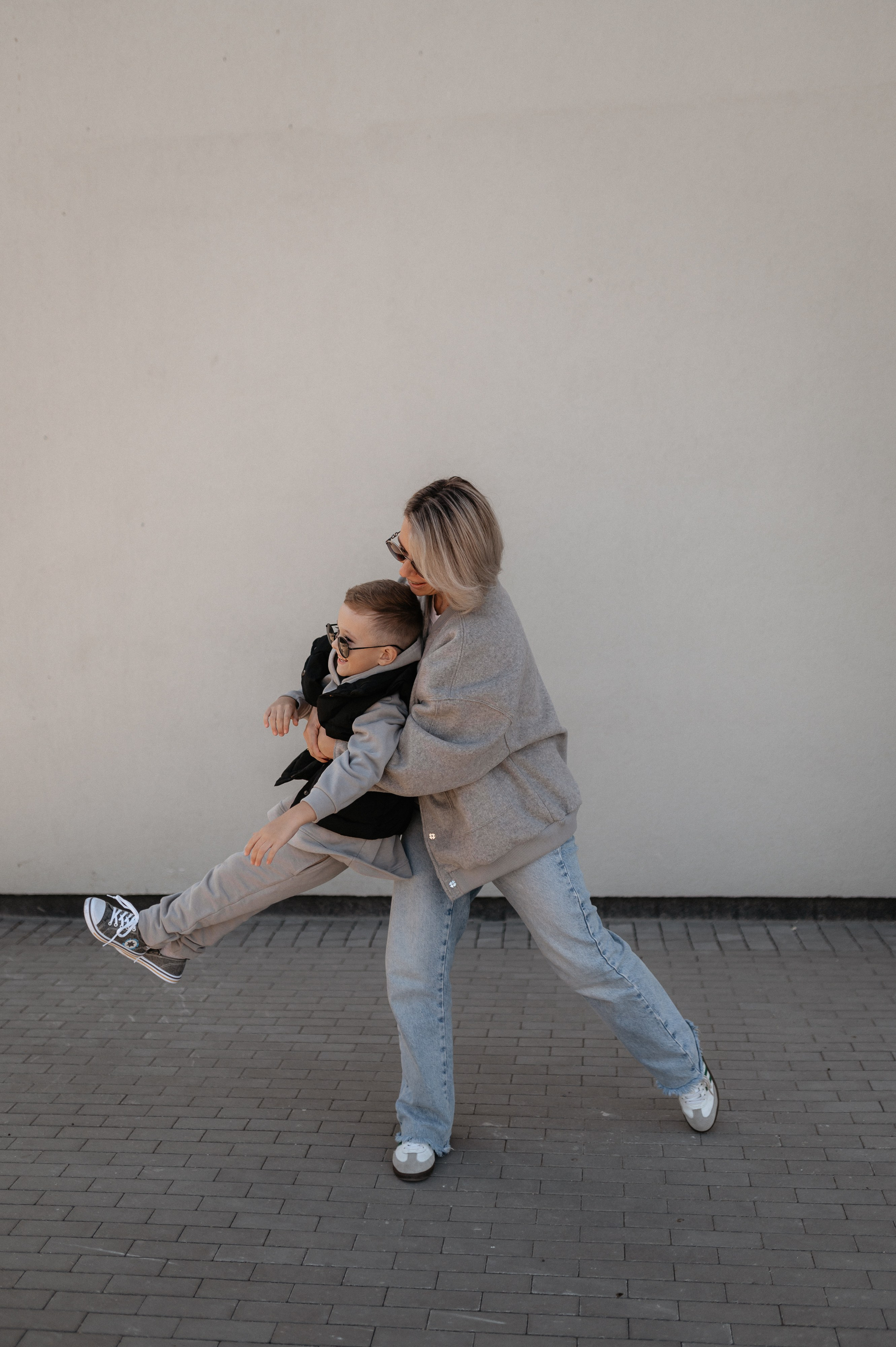 Городская прогулка мамы и сына. Главная