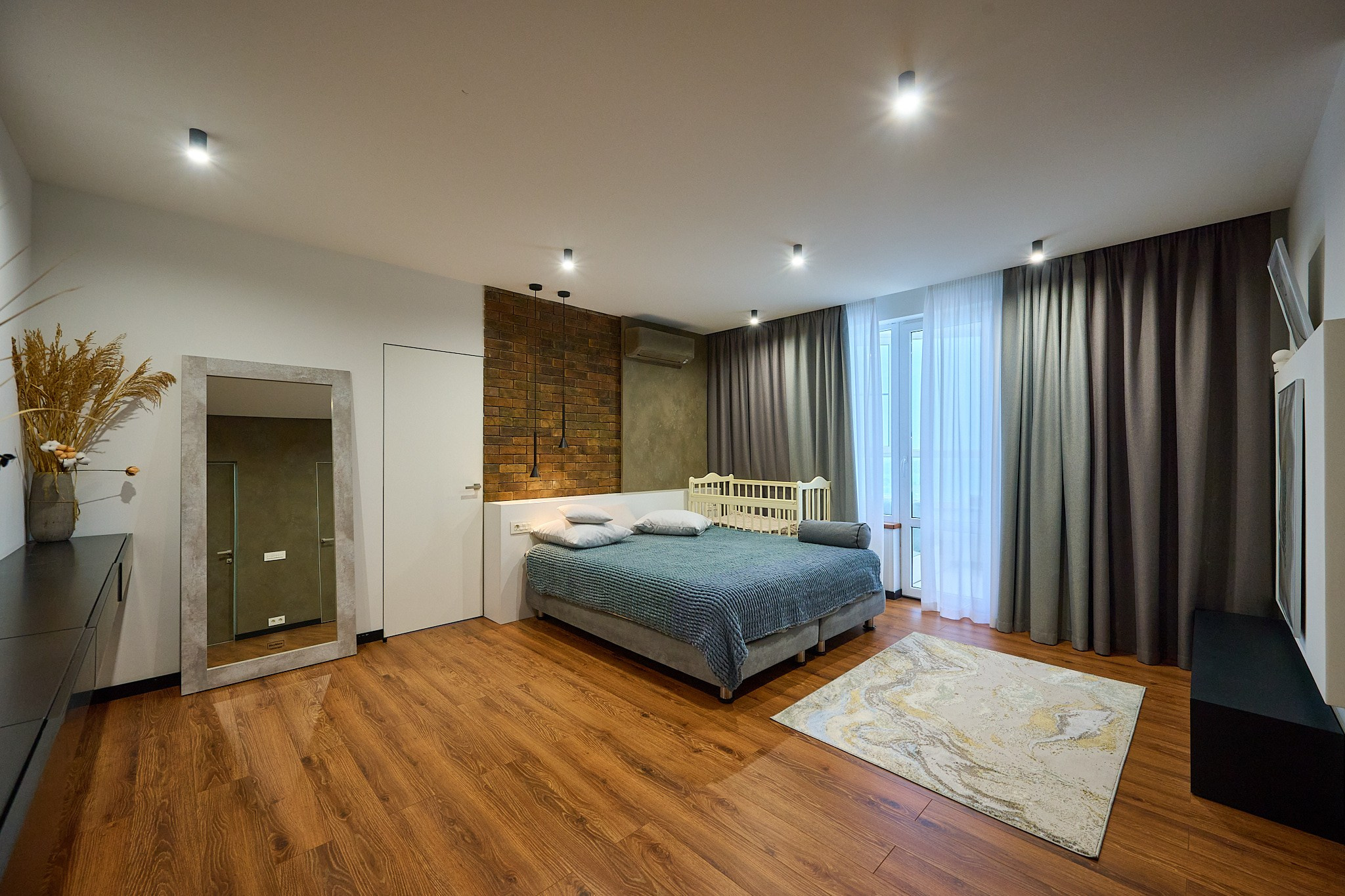 темно серые шторы кровать белая входная дверь 