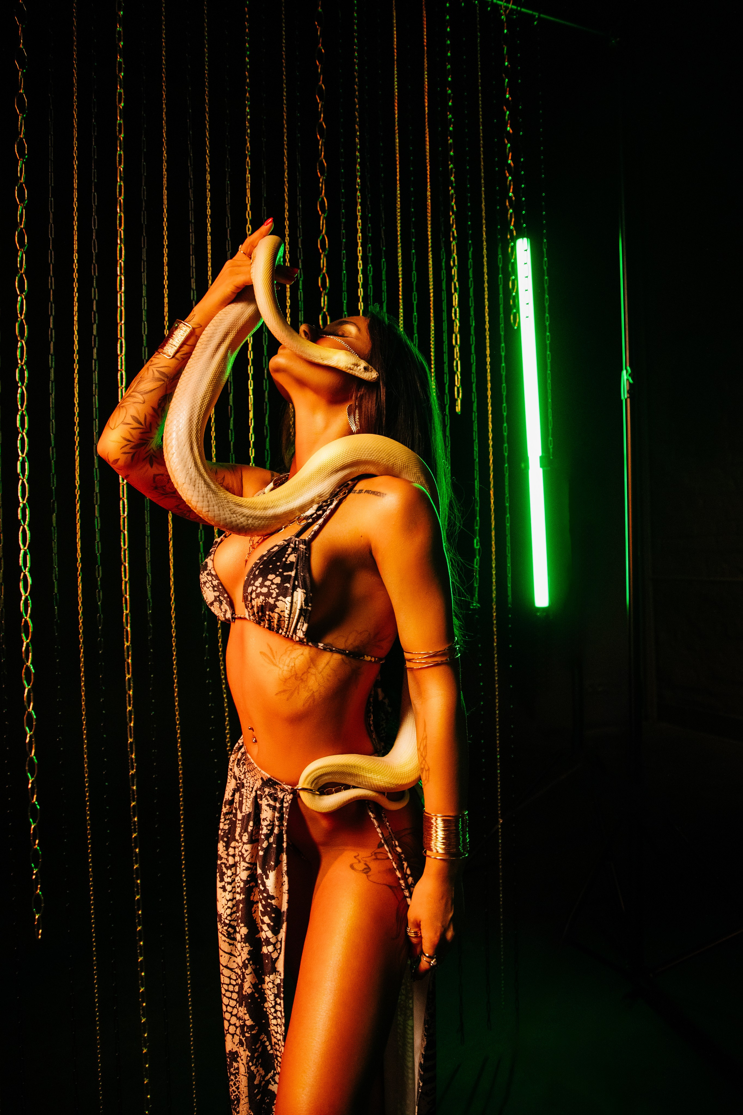 Таня Chokolatee и змея. Фотосессия красивой девушки со змеёй. Валентина Похомова — профессиональный фотограф в Екатеринбурге