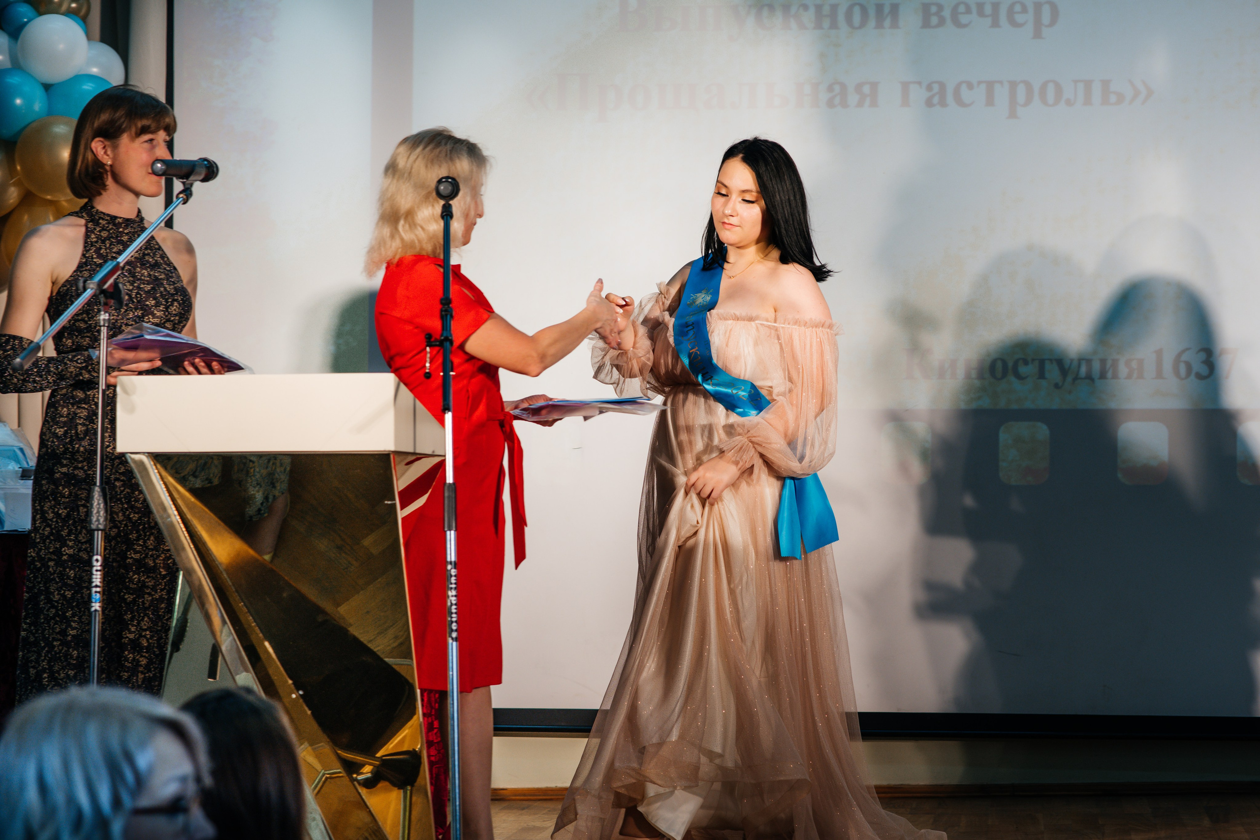 Вручение аттестатов. Выпускные альбомы в Подольске Москве и МО