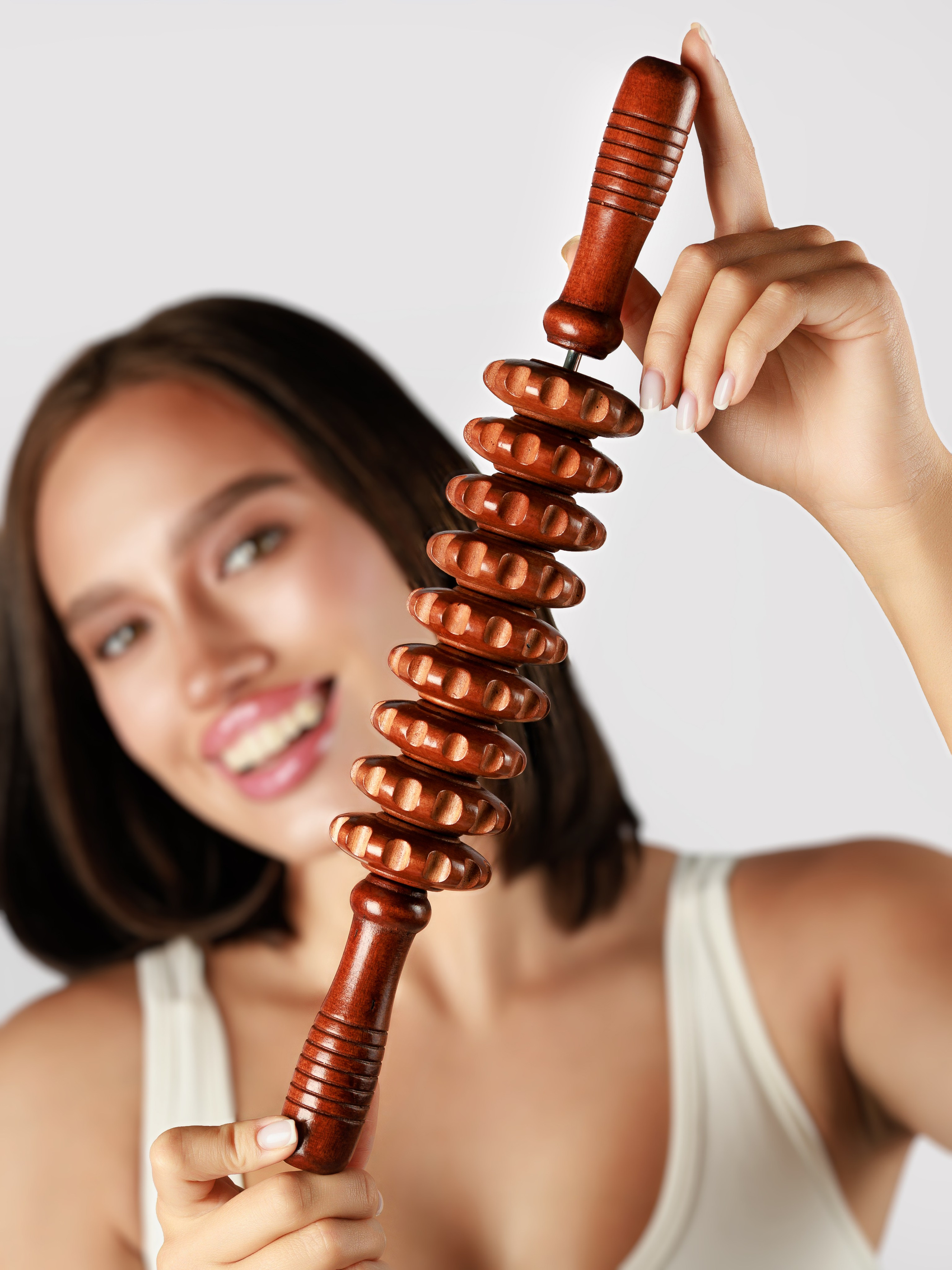 деревянный массажер крупным планом в руках у девушки