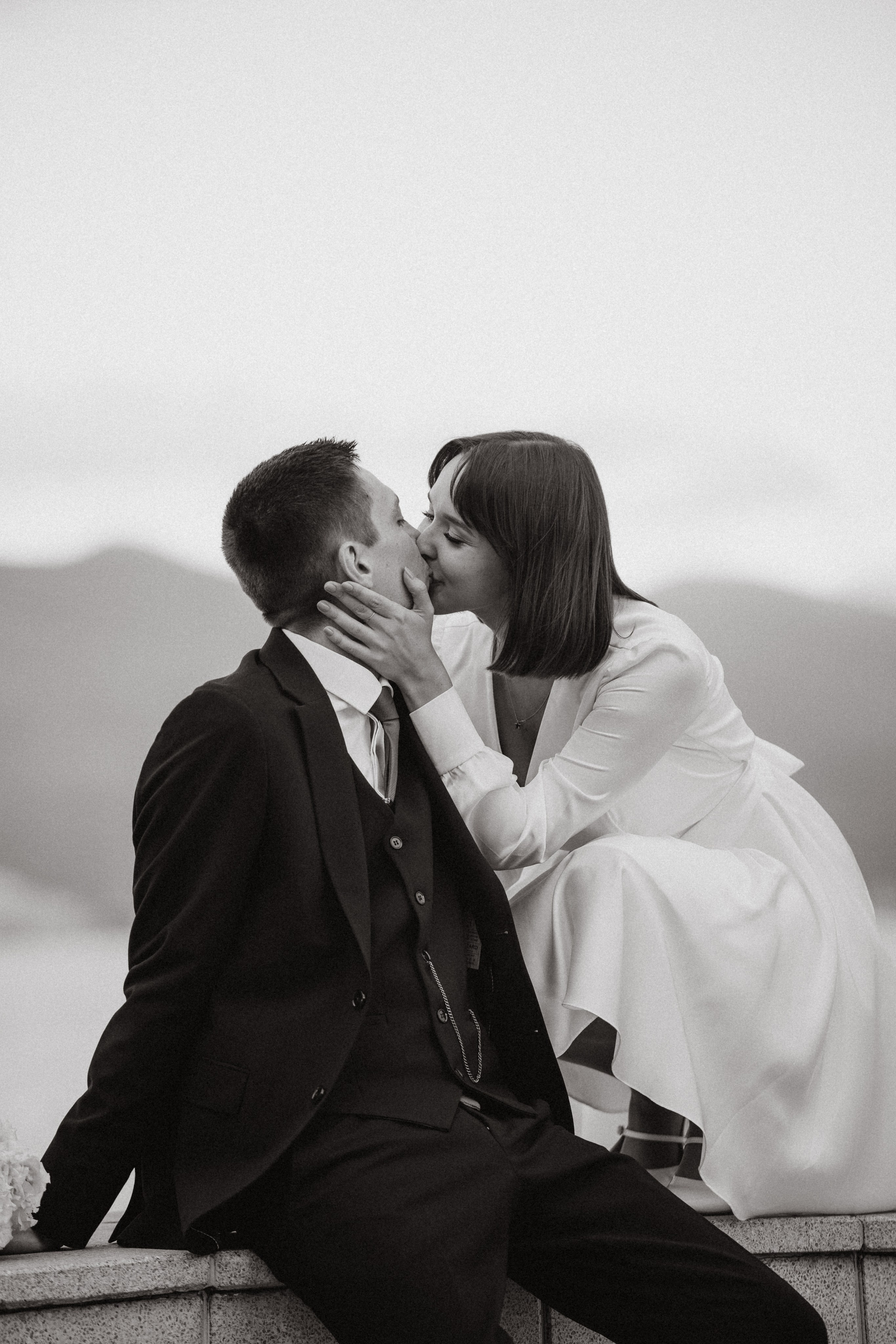 Фотограф для молодоженов Новороссийск. Яркие фото на белоснежной набережной с синим морем и небом.