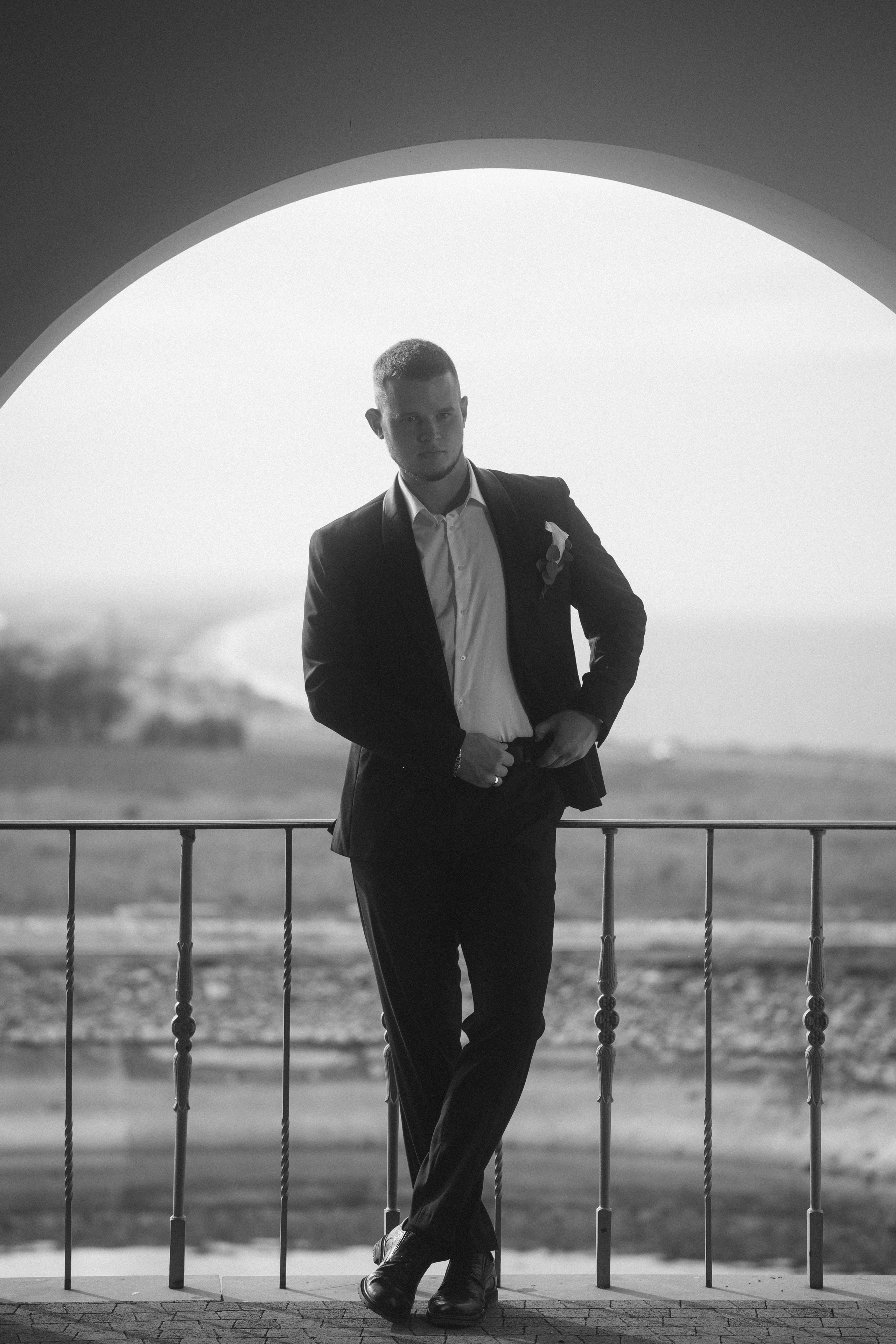 Фотография жениха, черно-белая фотография, в локациях Темрюка, в поместье Голубицкое, Краснодарский край