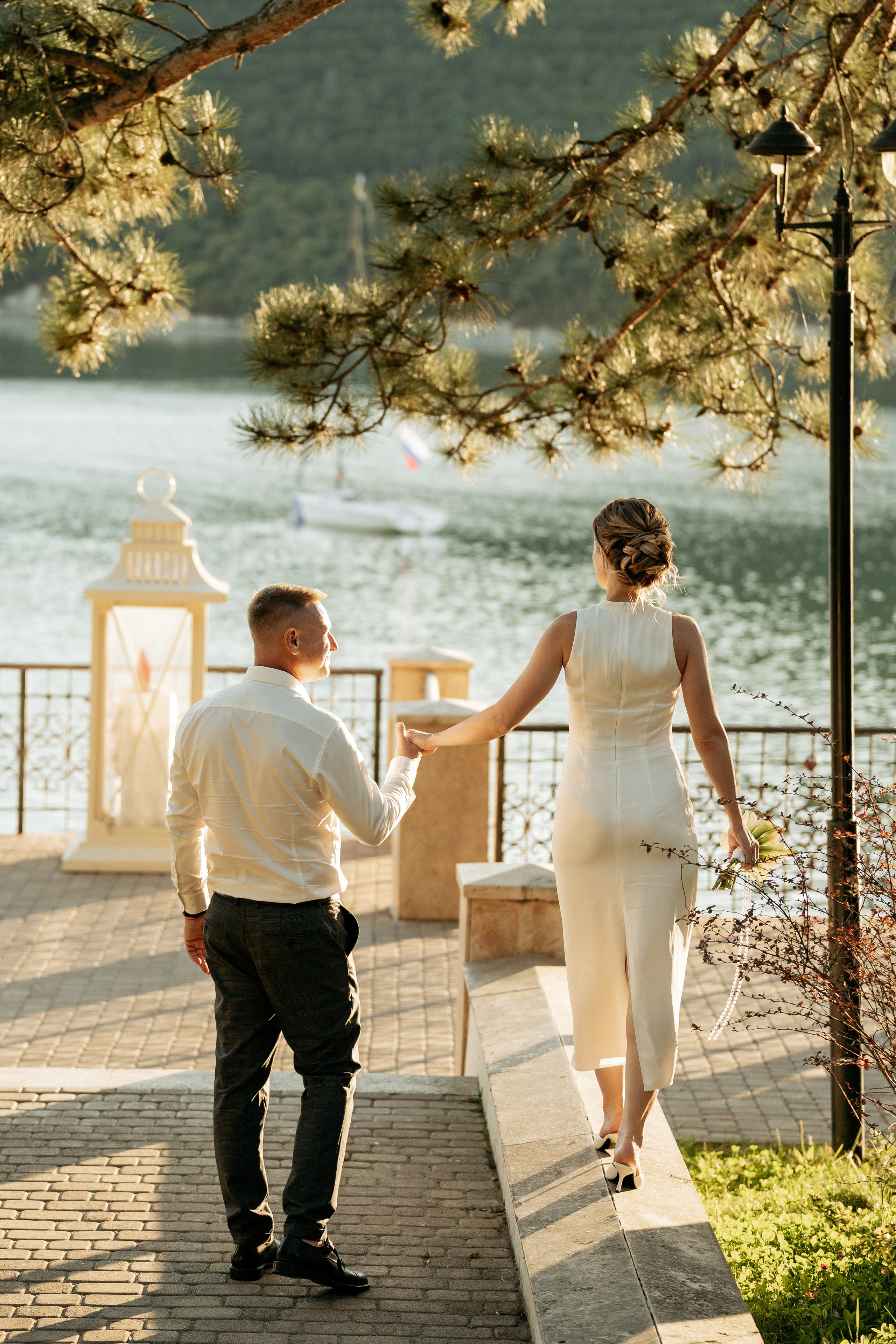 Свадебный фотограф Абрау-Дюрсо делает трогательный портрет пары на фоне озера Абрау-Дюрсо. Свадебный фотограф Новороссийск.