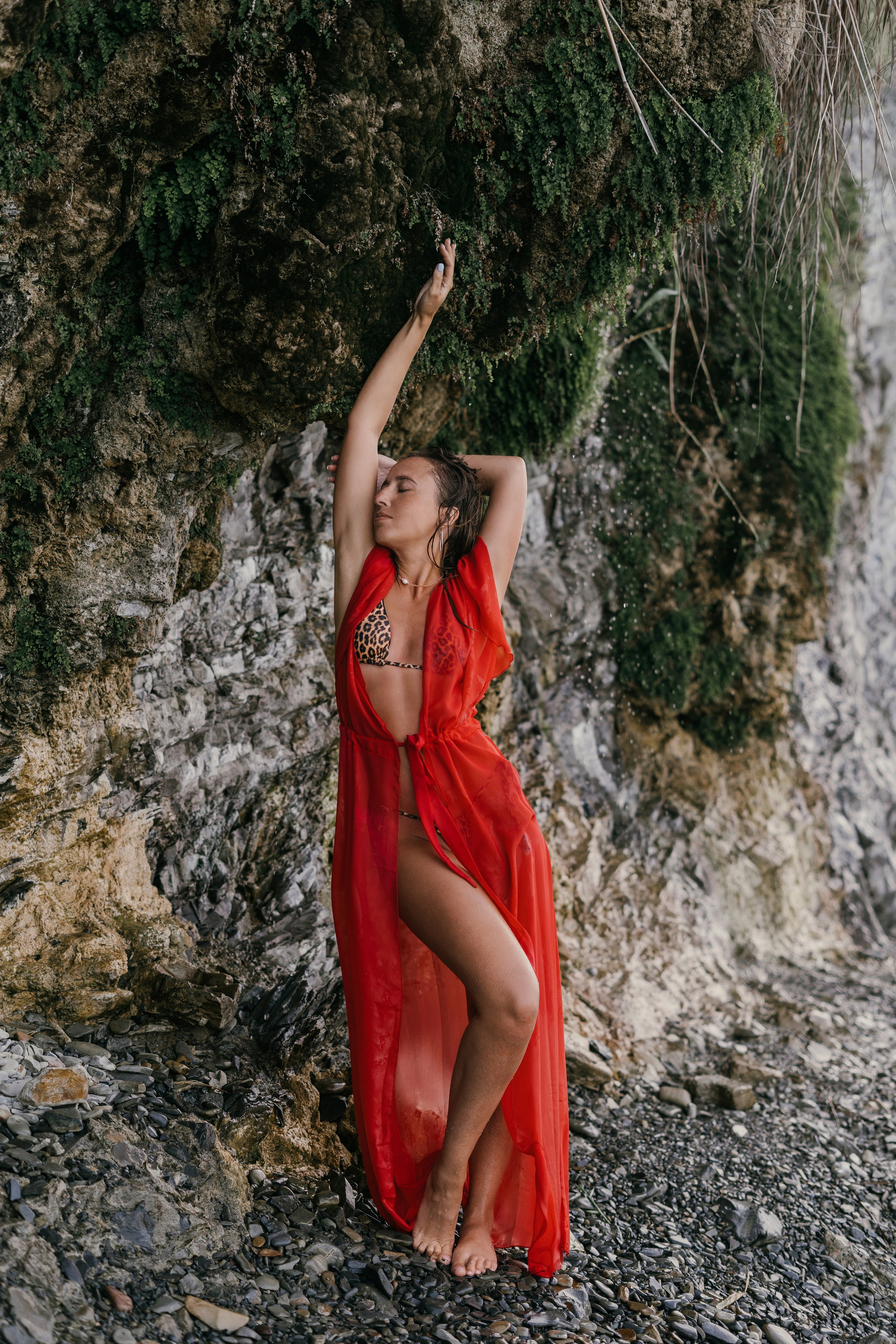 Индивидуальная фотосессия девушки на море, в купальнике, каменистый пляж