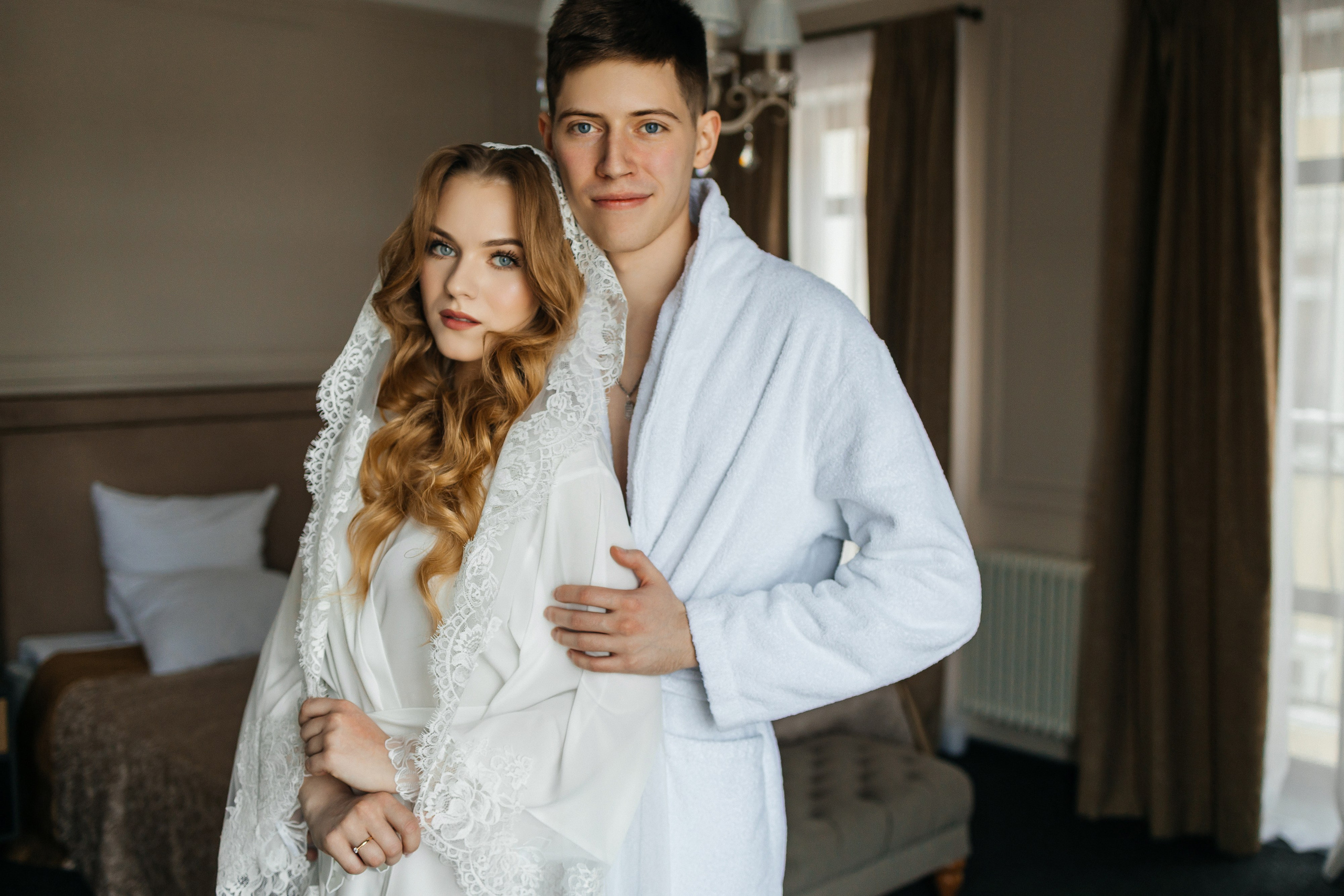 Роскошное утро пары в номере отеля. Олег Сверчков | Свадебный фотограф Вологда