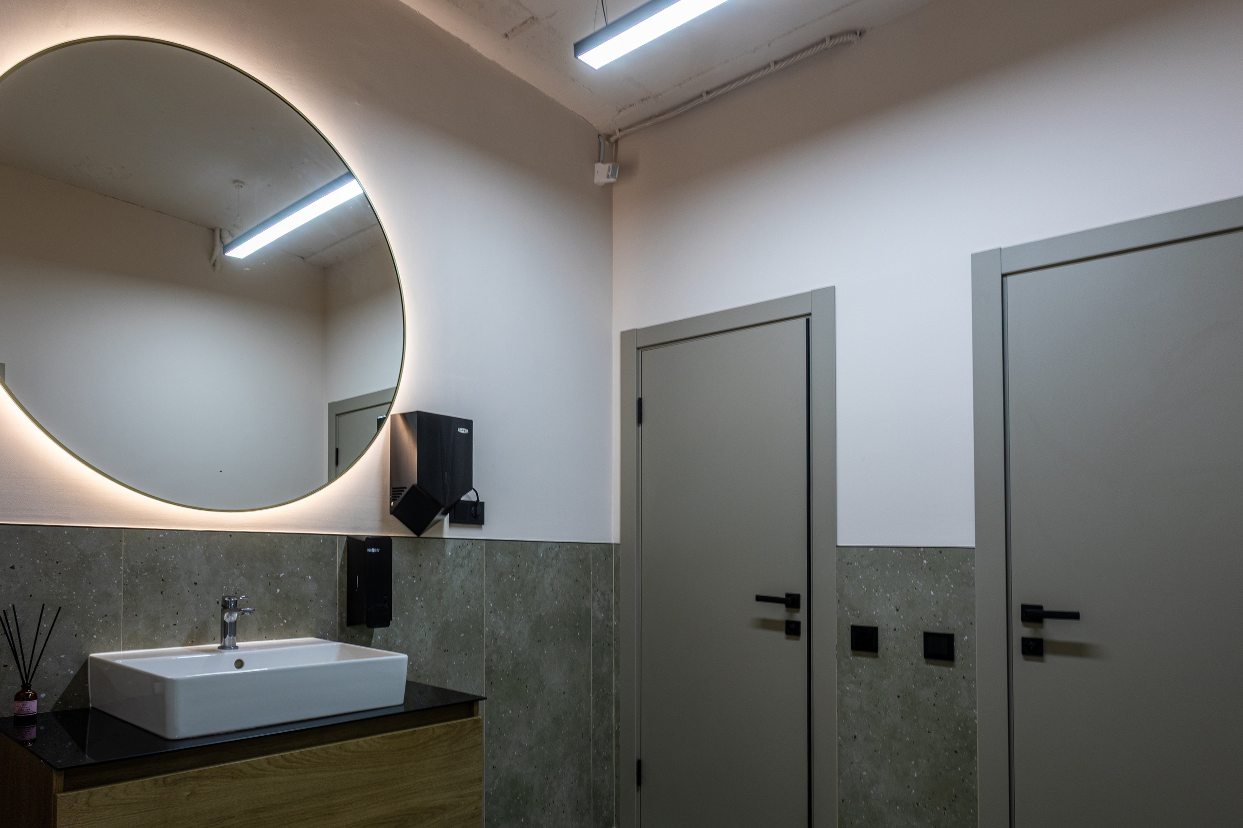 Бизнес-центр My Space Уфа, фото Алексея Муравьёва, современный офис,Лобби бизнес-центра My Space, съёмка фотографа Алексея Муравьёва, деловая атмосфера,Офисные помещения My Space Уфа, работа фотографа Алексея Муравьёва, деловой интерьер,Конференц-зал бизнес-центра My Space, фото Алексея Муравьёва, бизнес-встречи,Рецепция бизнес-центра My Space Уфа, съёмка Алексея Муравьёва, премиальный дизайн,Офисное пространство My Space, фото Алексея Муравьёва, рабочая зона,Панорамные окна бизнес-центра My Space, работа фотографа Алексея Муравьёва, вид на город,Лифт бизнес-центра My Space Уфа, съёмка Алексея Муравьёва, комфорт,Переговорная комната My Space, фото Алексея Муравьёва, деловой стиль,Зона отдыха бизнес-центра My Space, работа фотографа Алексея Муравьёва, комфорт для сотрудников,Инфраструктура My Space Уфа, съёмка Алексея Муравьёва, бизнес-услуги,Паркинг бизнес-центра My Space, фото Алексея Муравьёва, безопасность,Вестибюль My Space, работа фотографа Алексея Муравьёва, элегантность,Офисные кабинеты бизнес-центра My Space, съёмка Алексея Муравьёва, функциональность,Общественные зоны My Space Уфа, фото Алексея Муравьёва, современный дизайн,Рецепция и зона ожидания My Space, работа фотографа Алексея Муравьёва, стиль,Офисные перегородки бизнес-центра My Space, съёмка Алексея Муравьёва, зонирование,Интерьер бизнес-центра My Space Уфа, фото Алексея Муравьёва, деловой интерьер,Офисная мебель My Space, работа фотографа Алексея Муравьёва, эргономичность,Освещение бизнес-центра My Space, съёмка Алексея Муравьёва, комфорт для работы