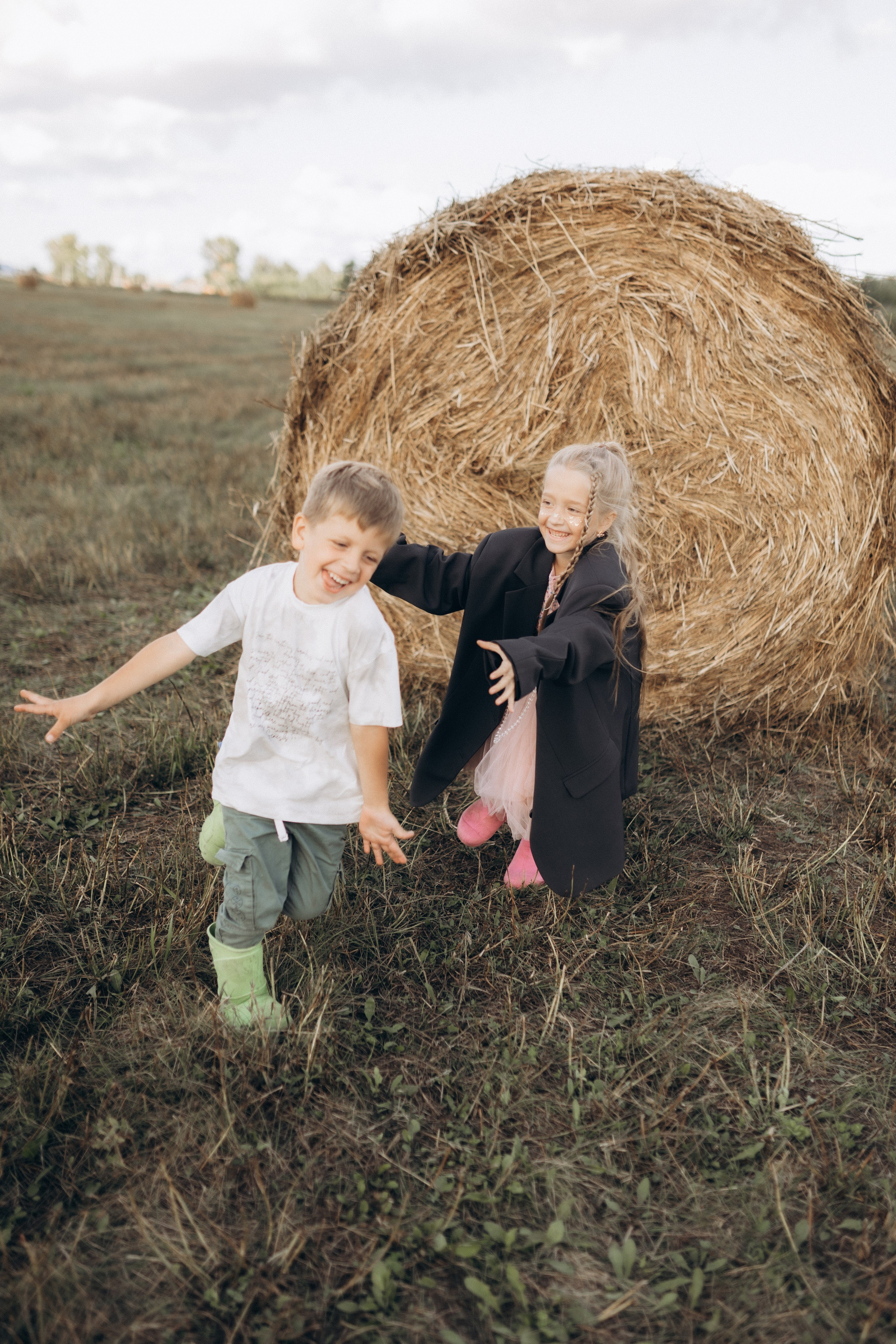 Вика и Миша на сене. Семейный фотограф lifestyle в Новосибирске Елена Шпилевая