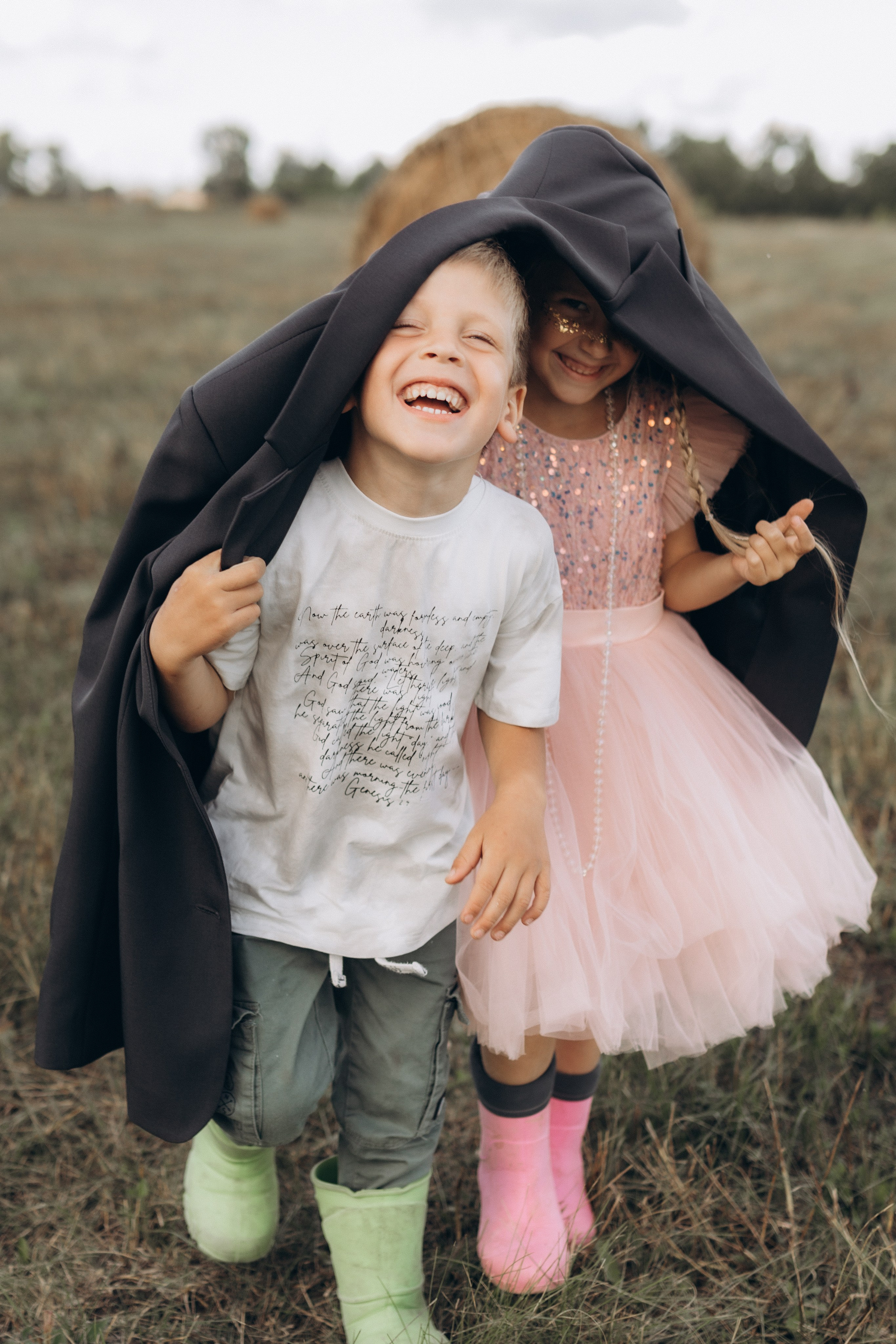 Вика и Миша на сене. Семейный фотограф lifestyle в Новосибирске Елена Шпилевая