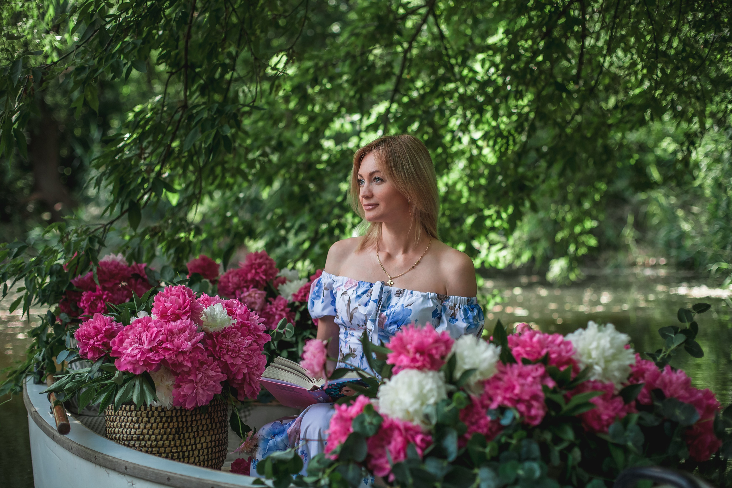 Екатерина и Вика в лодке с пионами. Фотограф в Волгограде Норченко Светлана