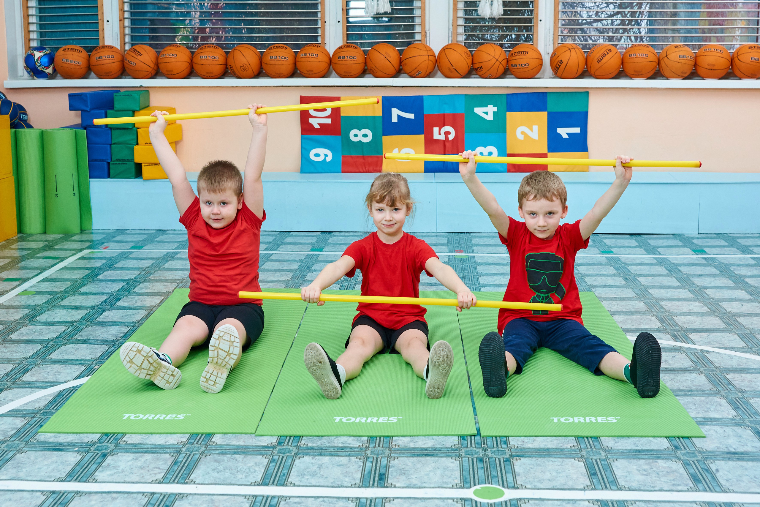 Занятие в спортзале. Childrenfoto.ru