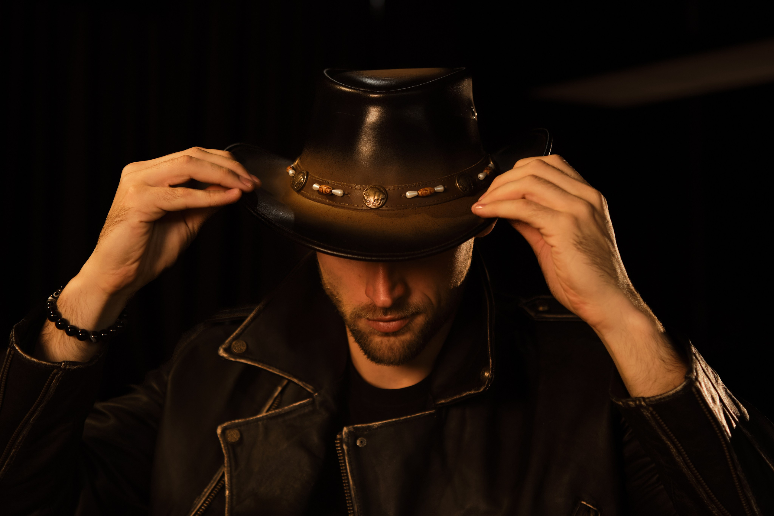 BIZON STORE. Портретная и Fashion фотосъемка в Москве КРИС KISS. Лукбуки и каталоги