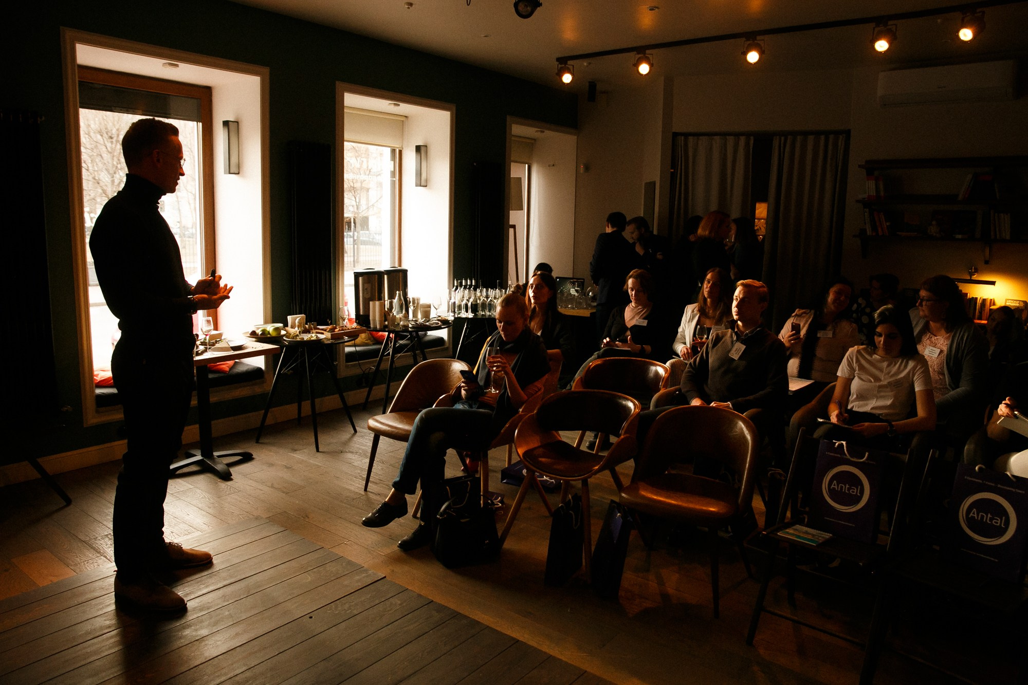 «КНИГИ И КОФЕ». Рабочая сторона — бизнес портрет и репортаж в Санкт-Петербурге