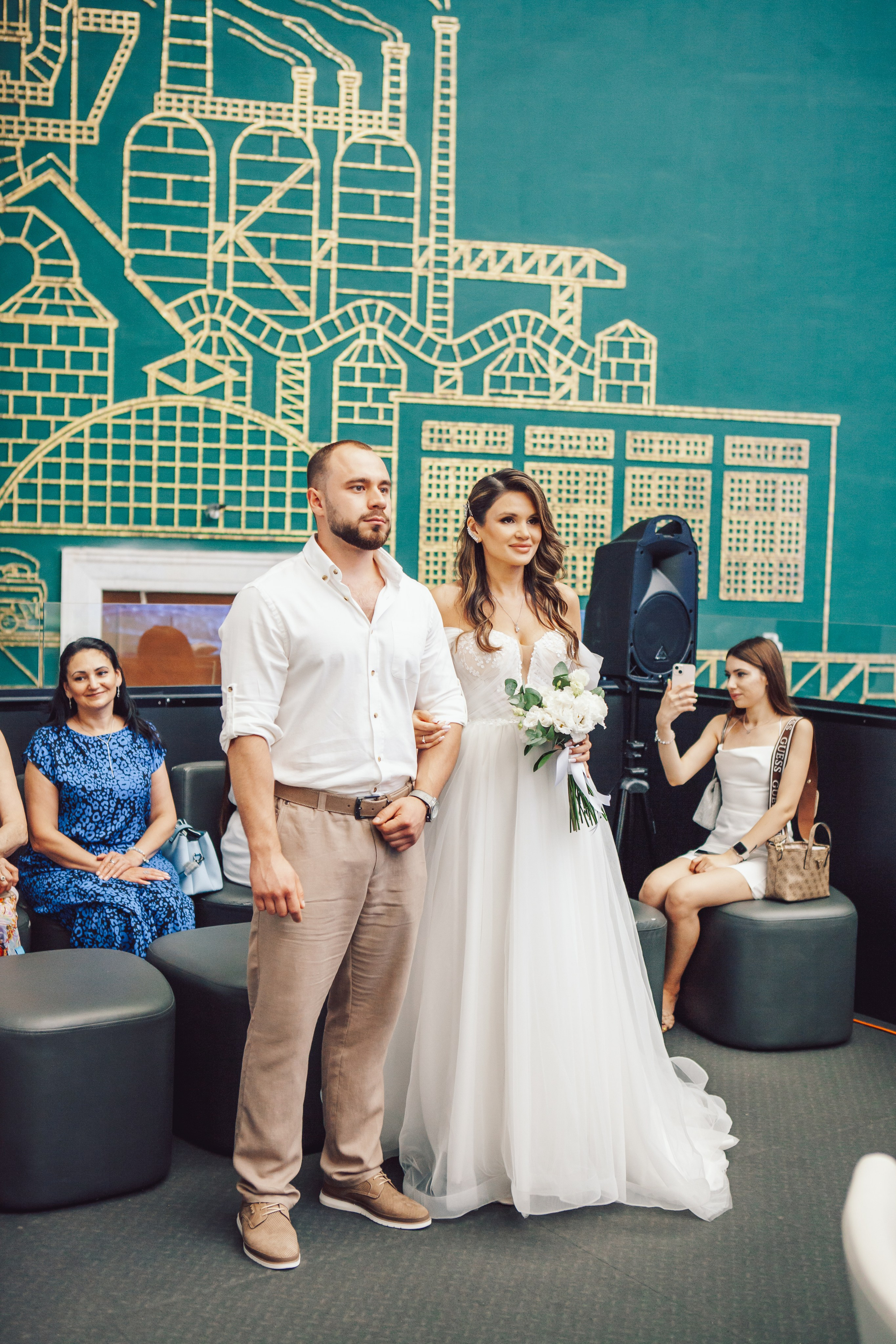 Молодожены в павильоне космонавтики и авиации №34 на вднх и в ресторане московское небо. Фотограф Ольга Ефремова