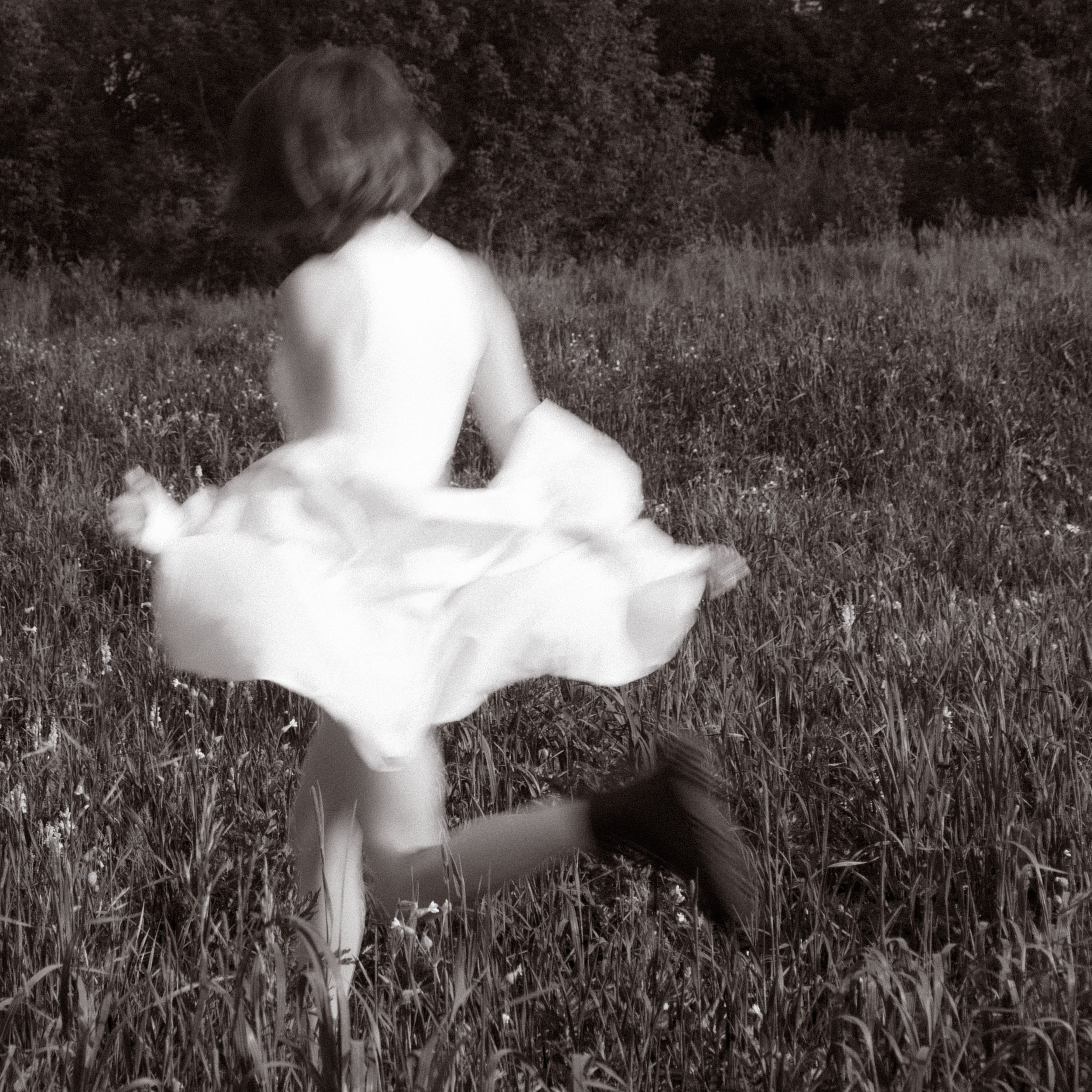 Летняя фотосессия в поле. Девушка в поле в кровати