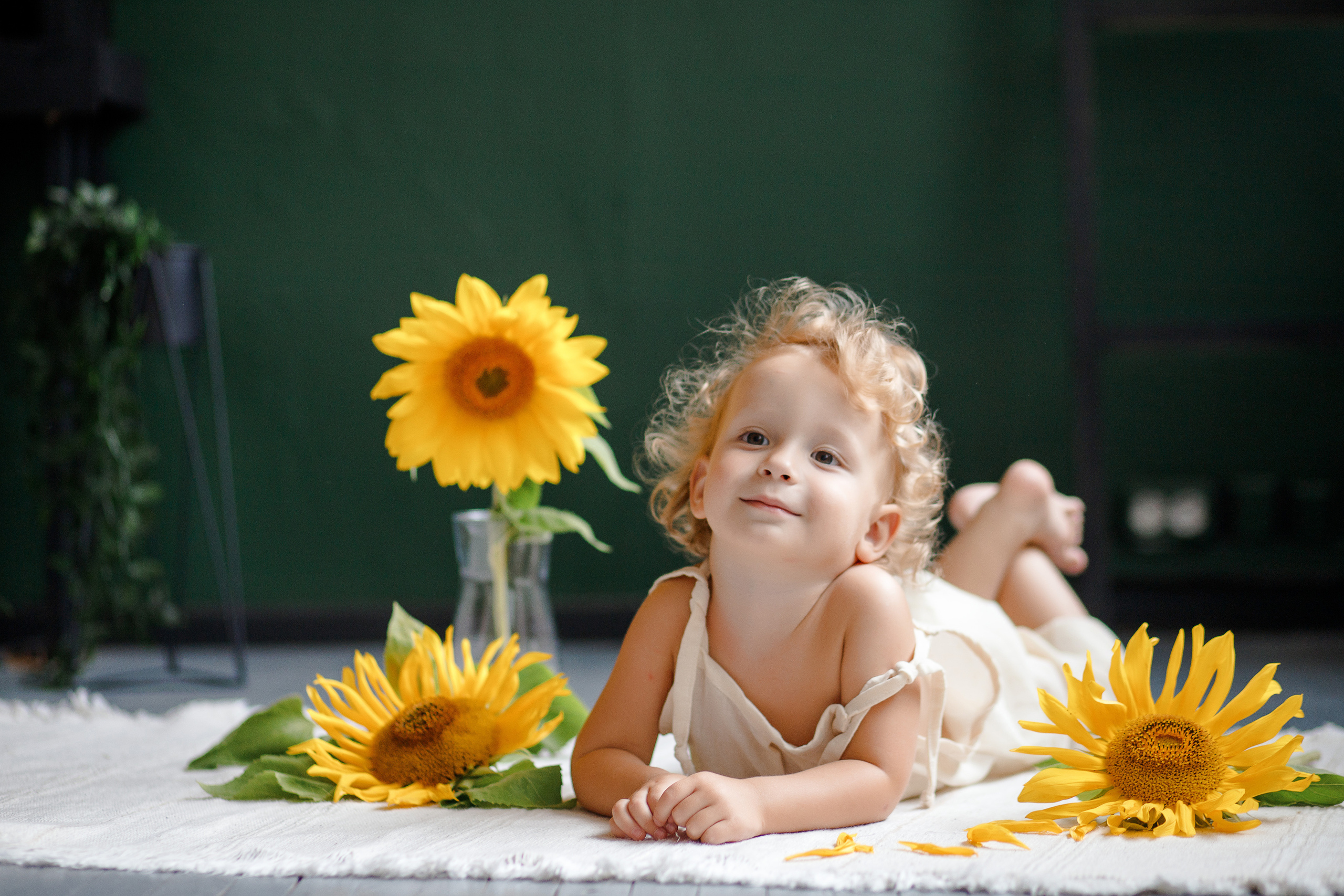 Семейная фотосессия в фотостудии и на природе в Твери. Свадебный и семейный фотограф в Твери и Тверской области