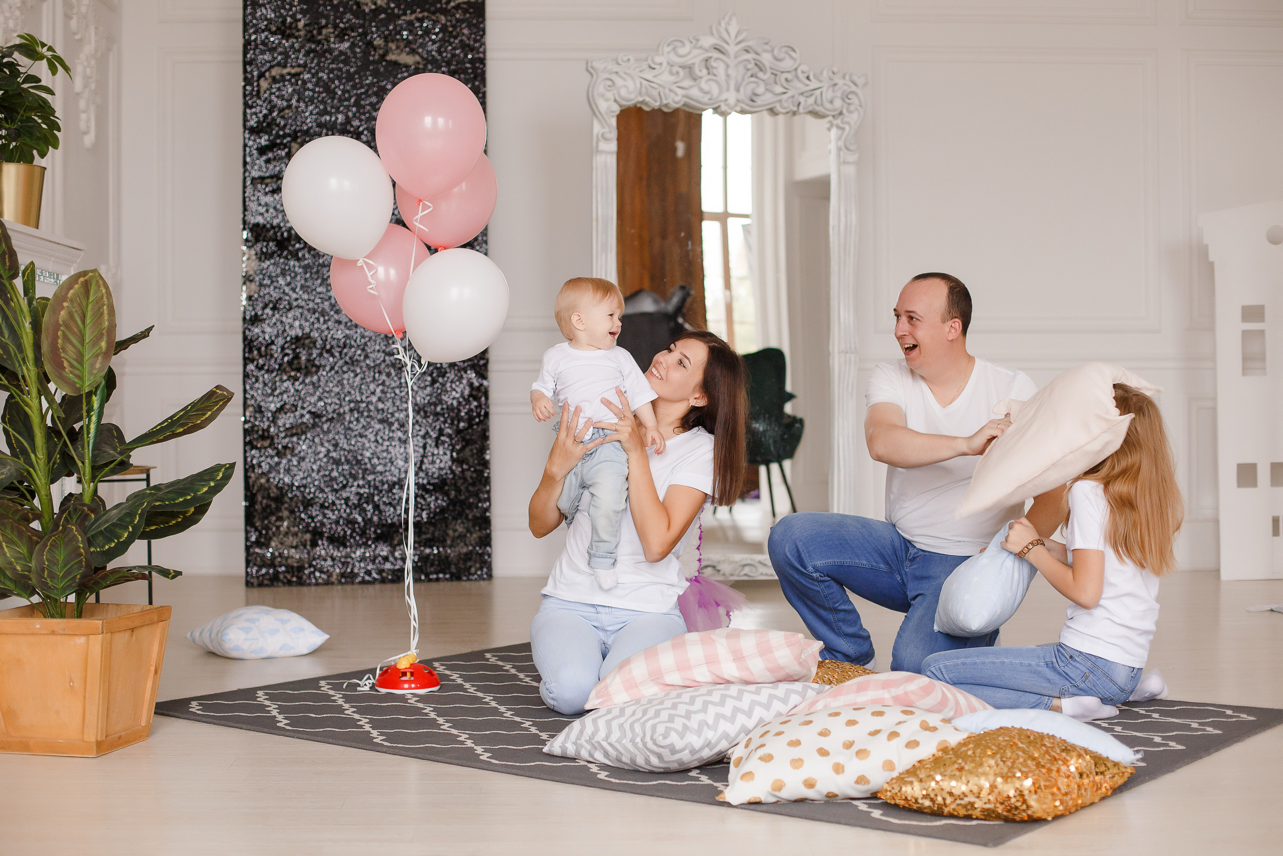 Семейная фотосессия в фотостудии и на природе в Твери. Свадебный и семейный фотограф в Твери и Тверской области