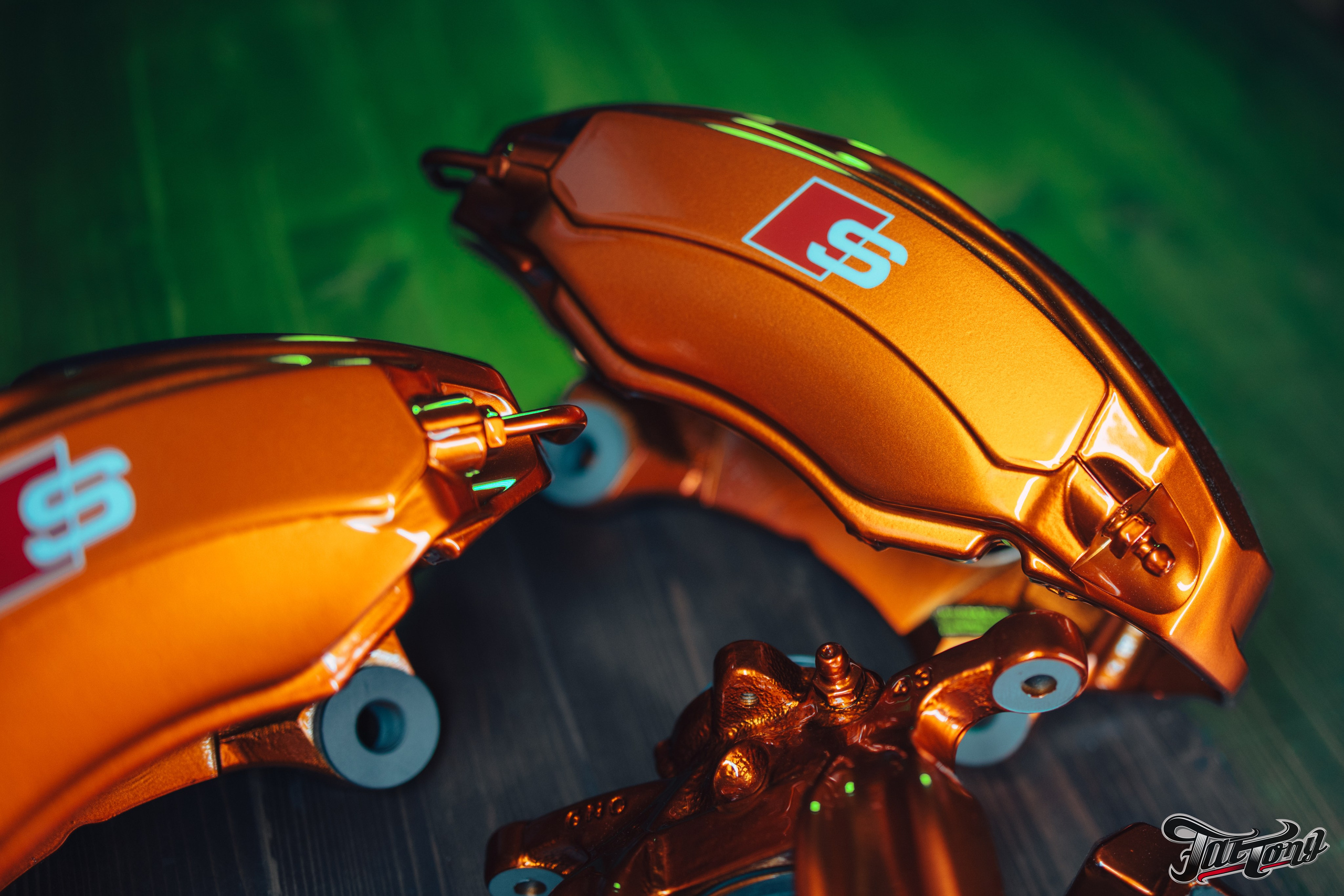 Audi A6 2 раза поменяла цвет, оклейка с проемами в зеленый и преклейка в серый. DeLorein