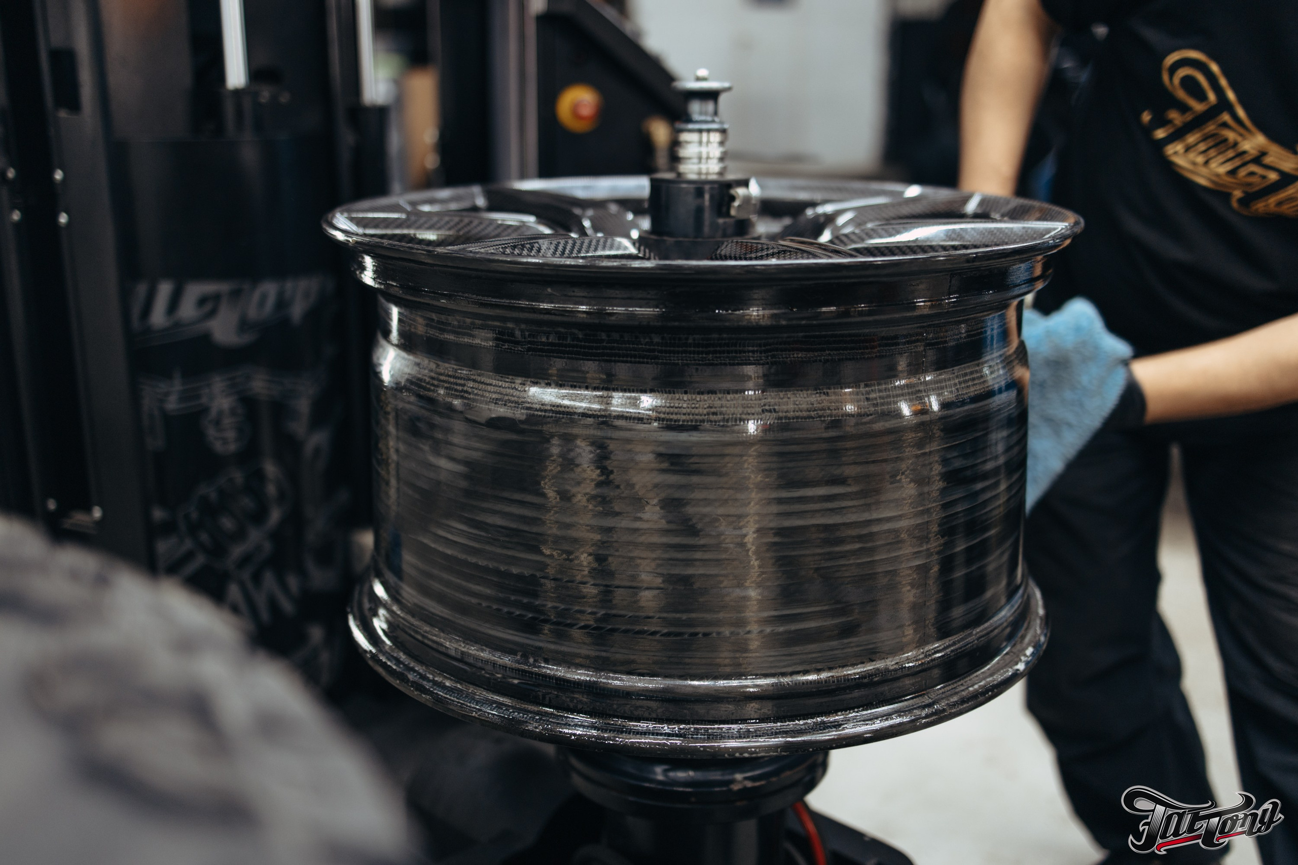 Ford Mustang Shelby сборка и шиномонтаж карбоновых дисков. DeLorein