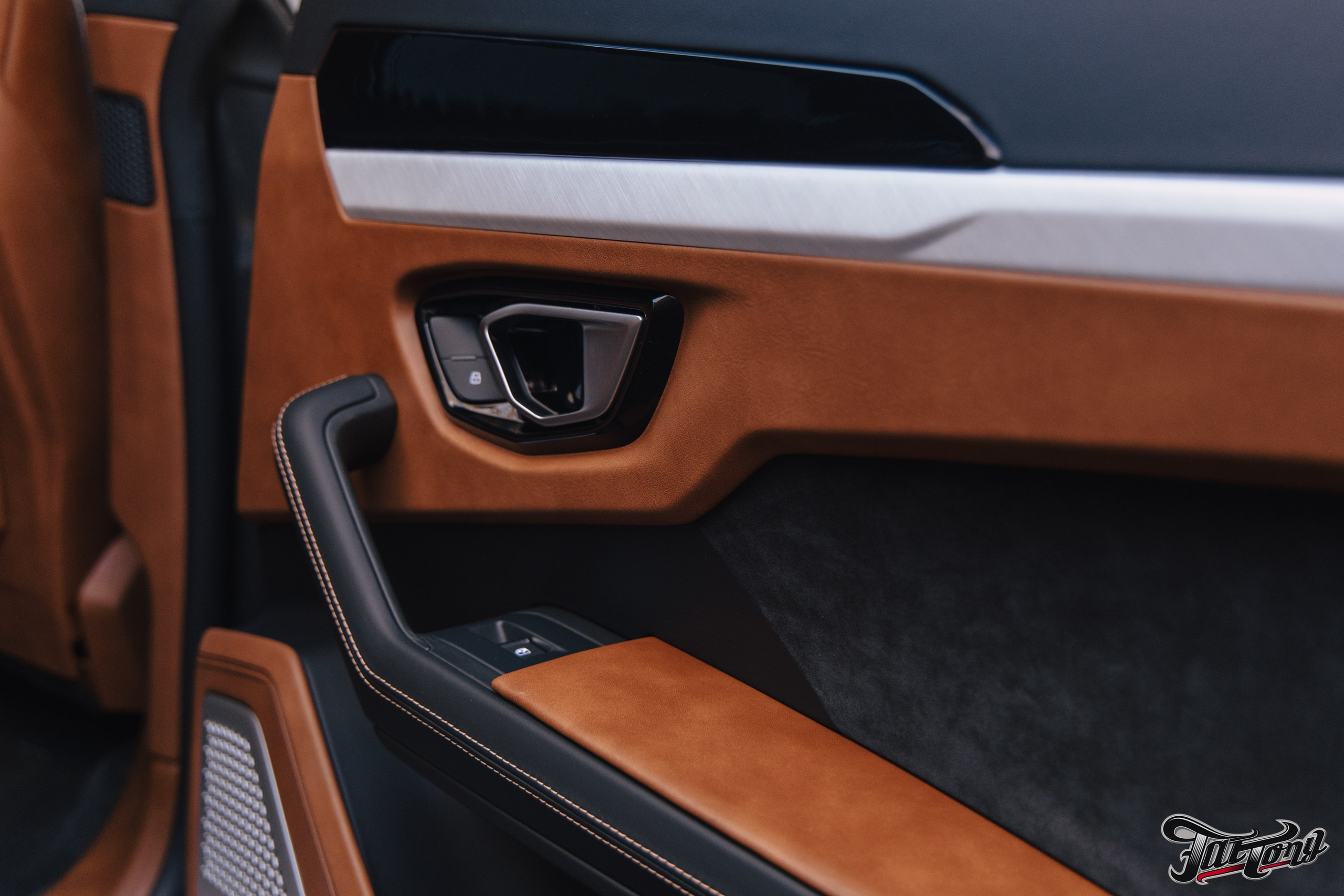 Lamborghini Urus перешив поврежденных элементов салона, окрас капота и деталей. DeLorein