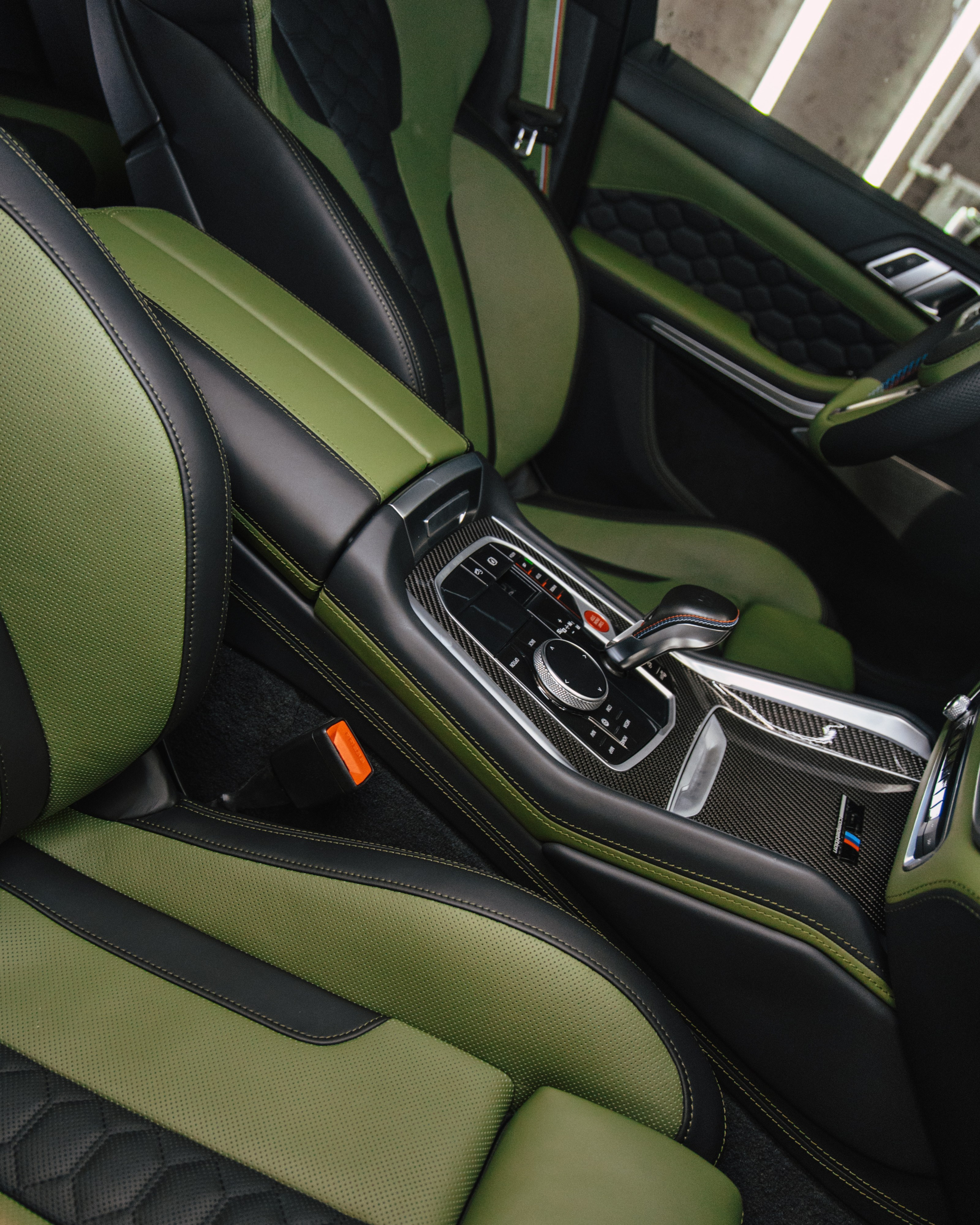 BMW X5M пошив салона в зеленую кожу. DeLorein