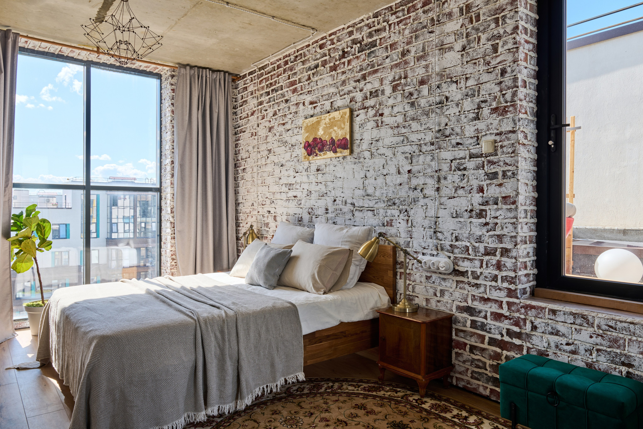 Спальня: кровать, панорамные окна, кирпичная кладка, вид на город