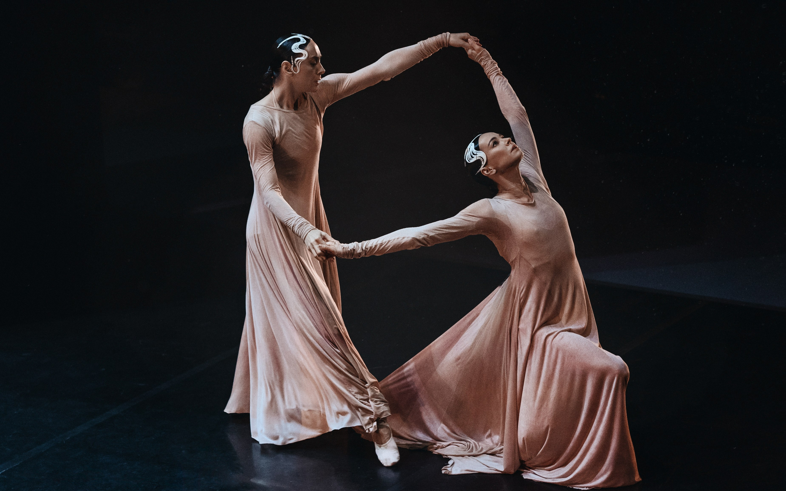 Прима балерины Мариинского театра Диана Викторовна Вишнёва и Дарья Владимировна Павленко в спектакле Дуо хореографа Павла Глухова проект фестиваля Context