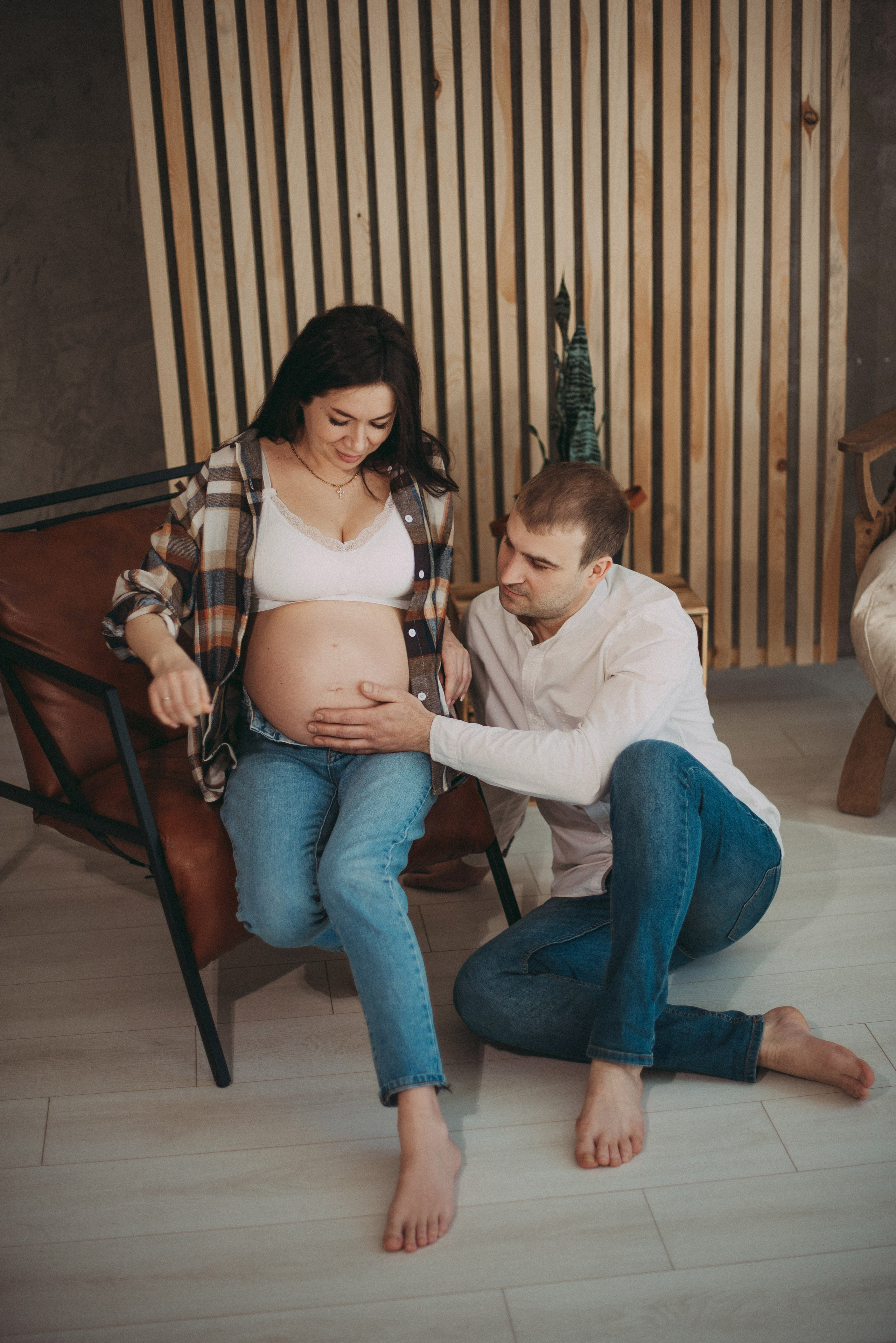 девушка в клетчатой рубашке на семейной фотосессии