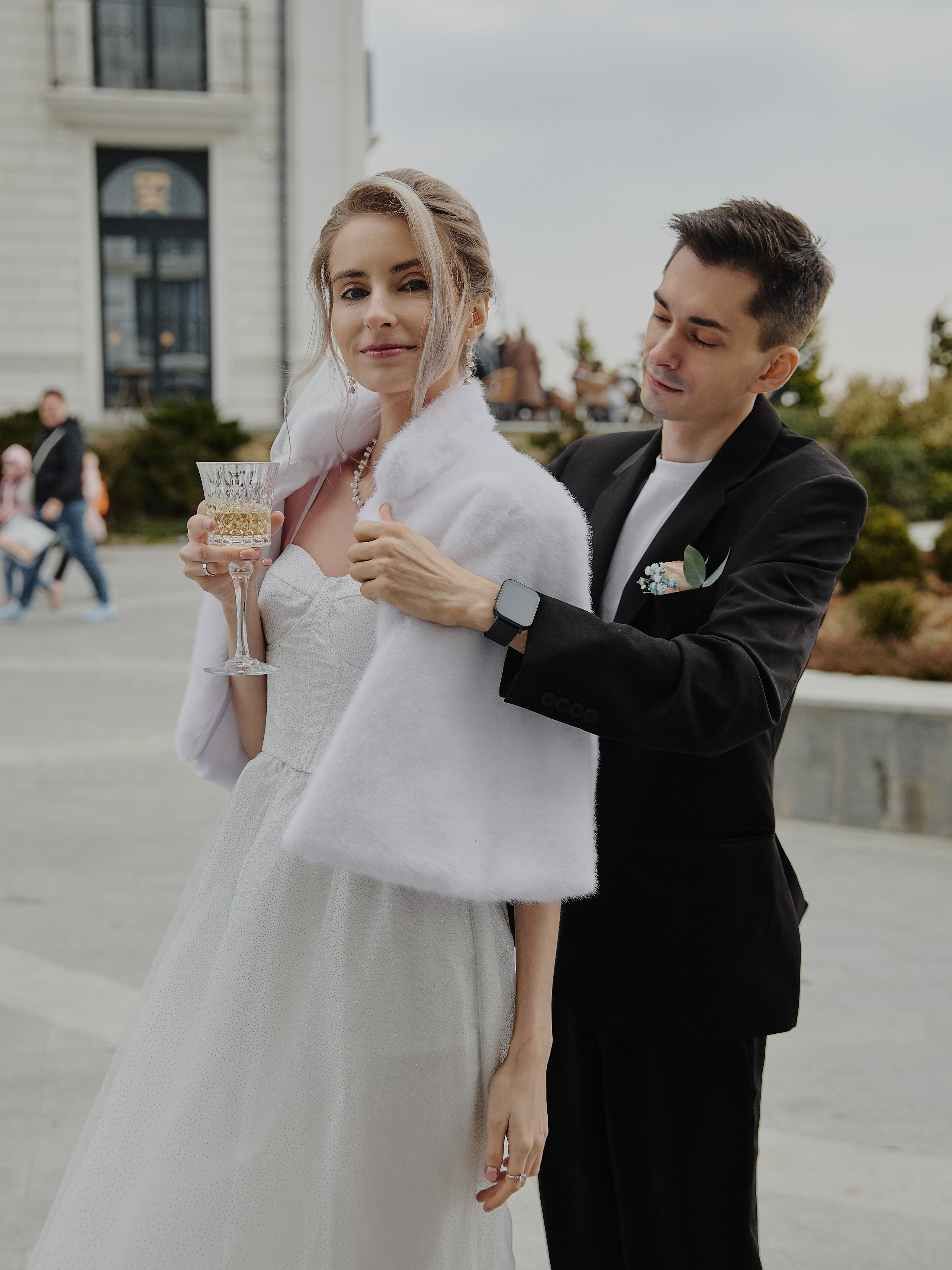 Свадебная фотосессия на белой набережной города Анапа