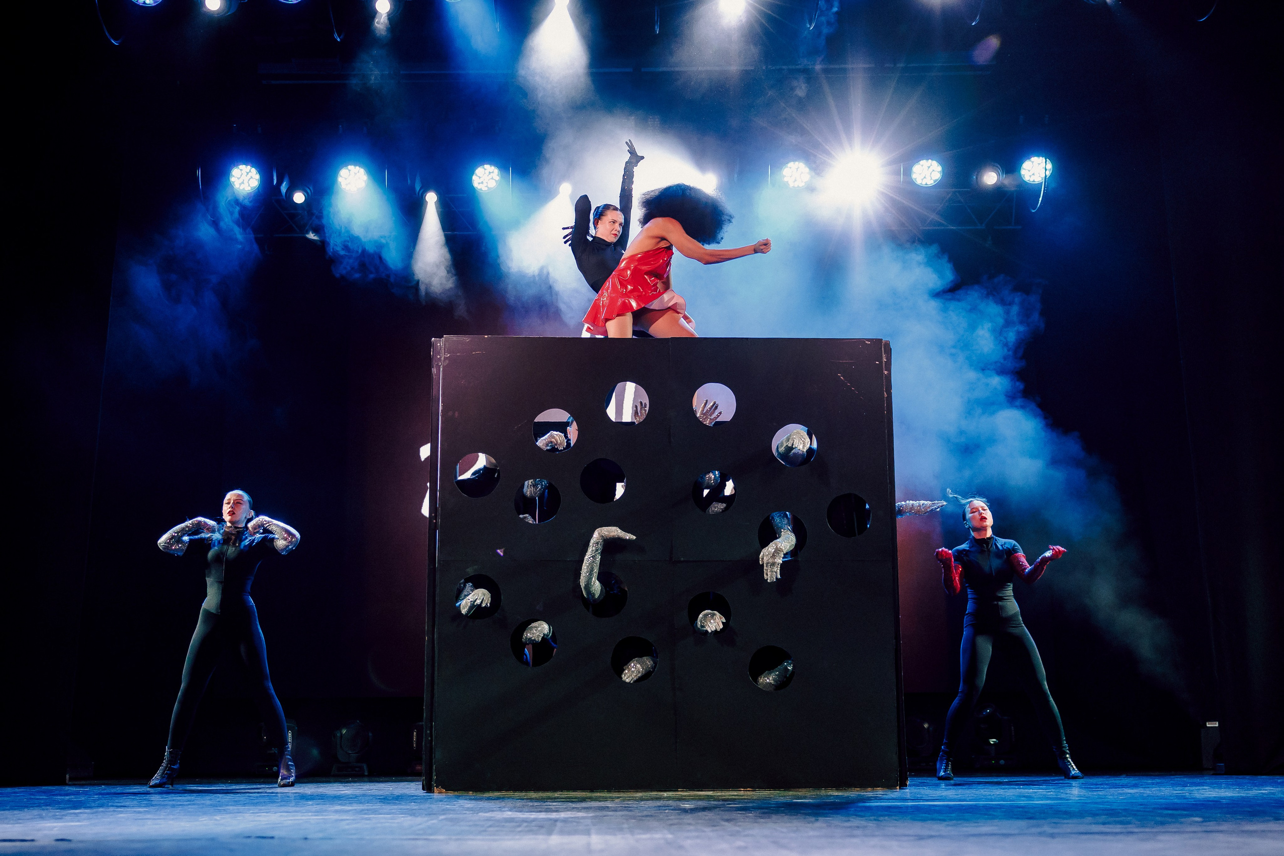 Отчётный концерт танцевальной школы «Red Rabbits» 2025. Лёшка Варзегов — фотограф