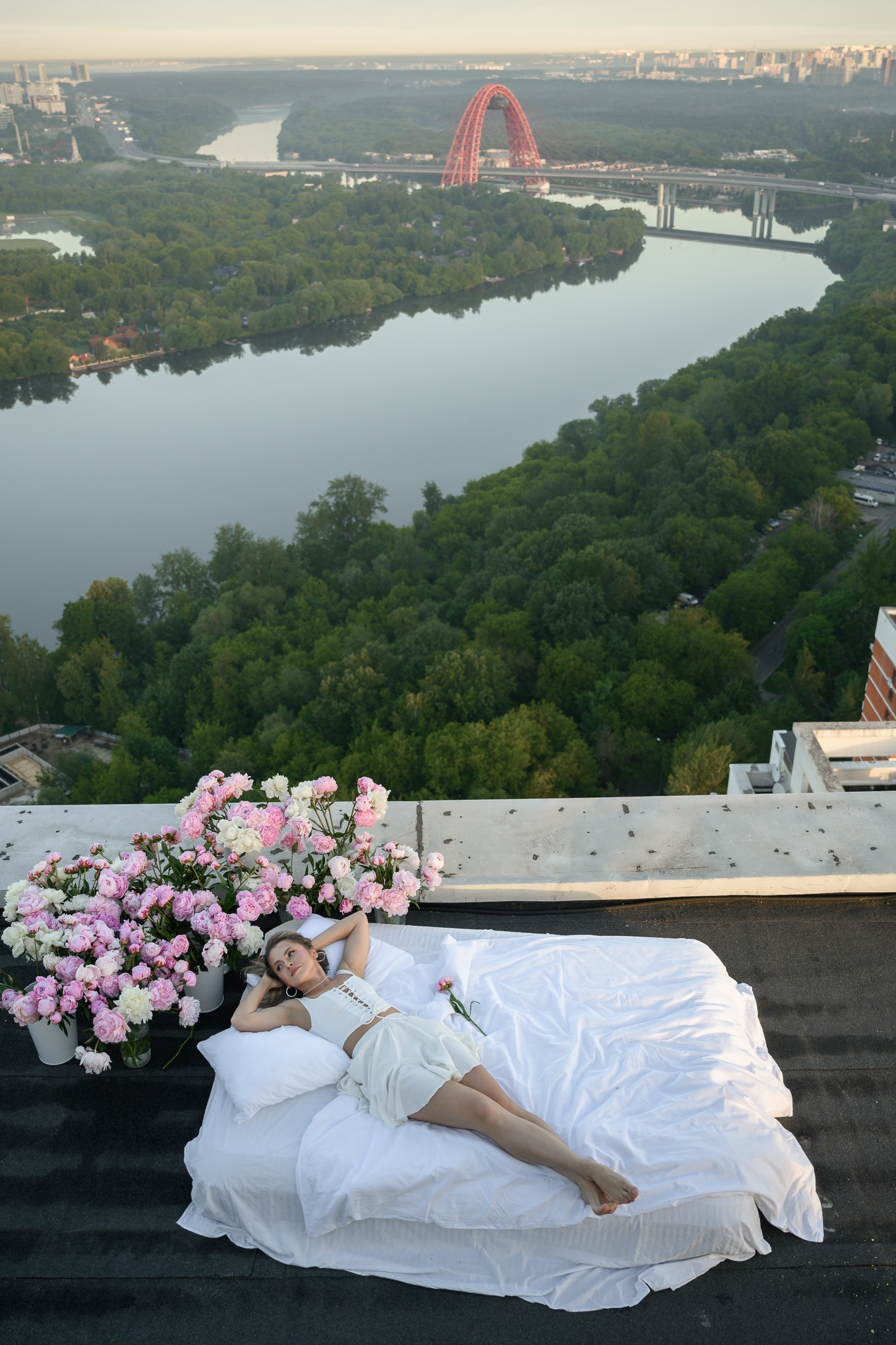 Анастасия. съёмка на крыше с пионами. Semerlina.ru