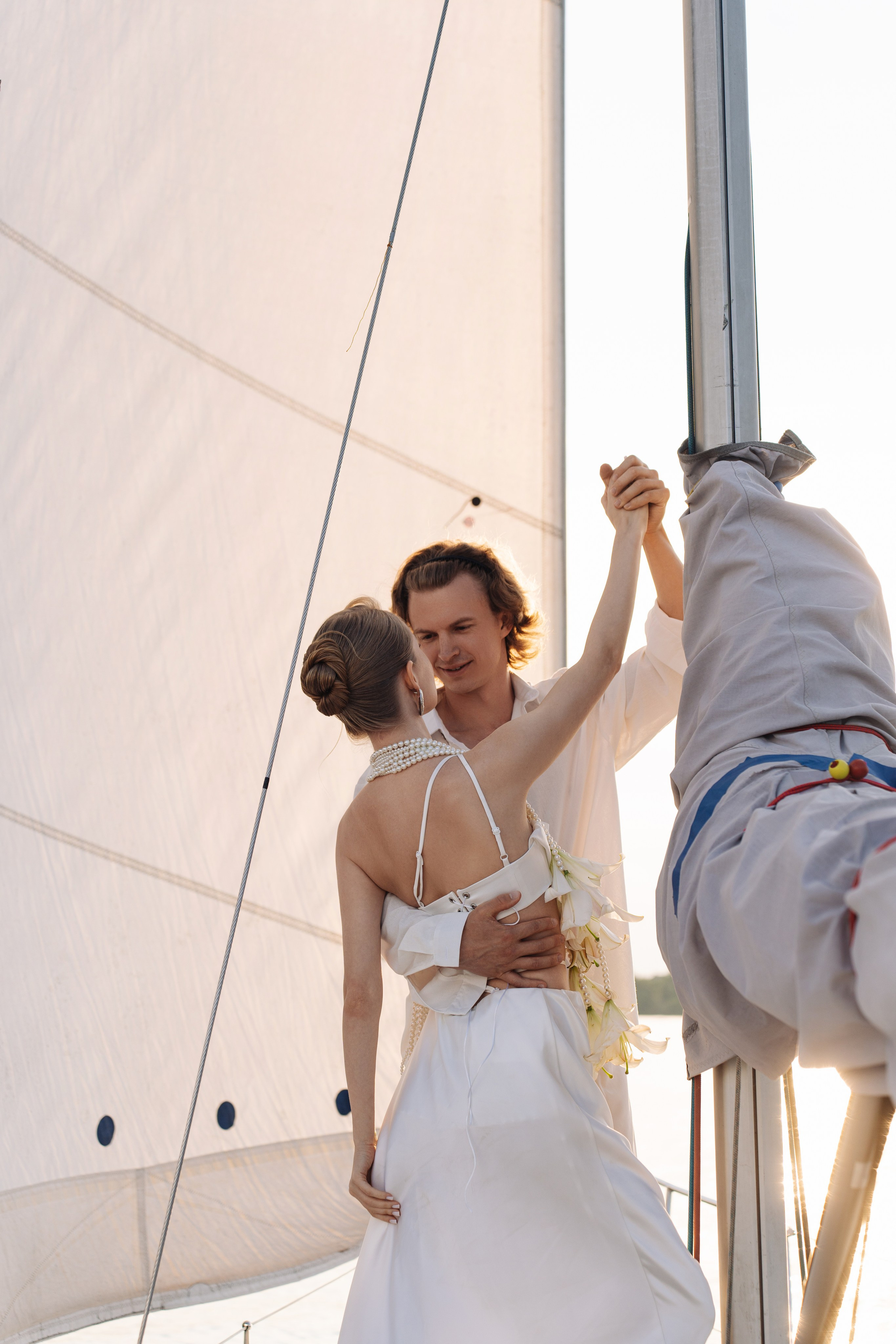 Свадебная фотосессия на яхте на закате (Пироговское водохранилище)