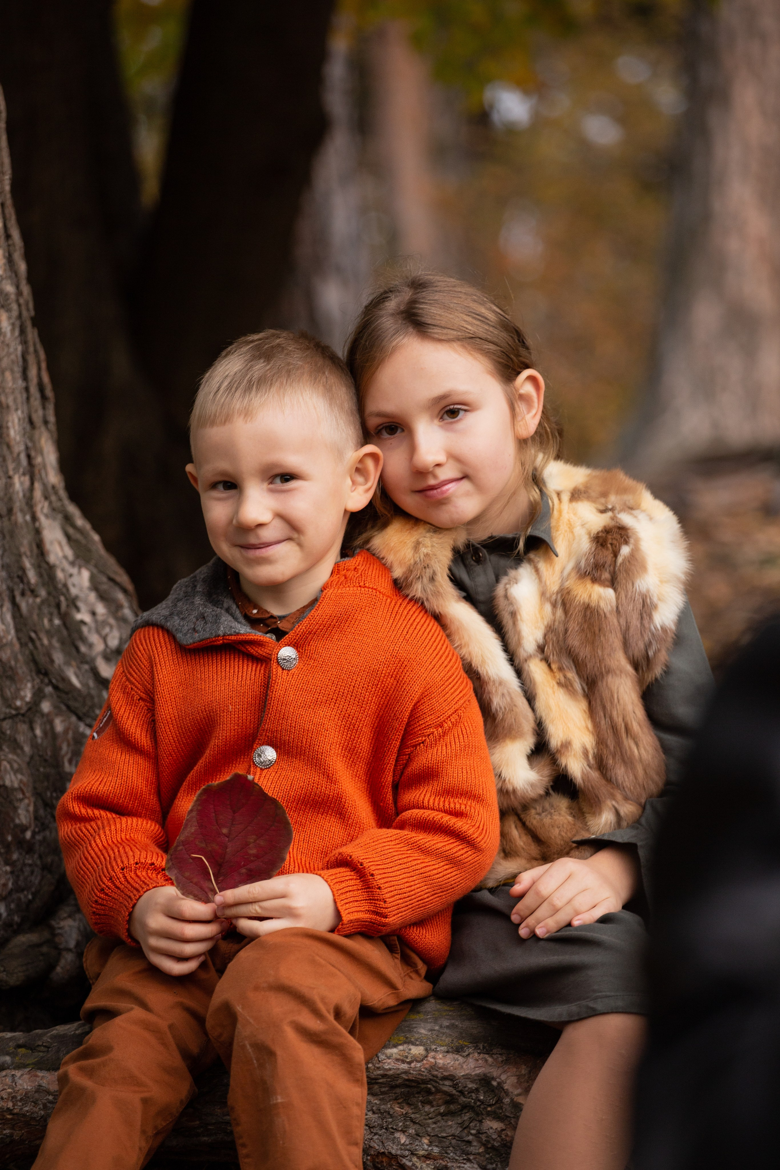 Осенняя фотосессия в парке вечером брат и сестра