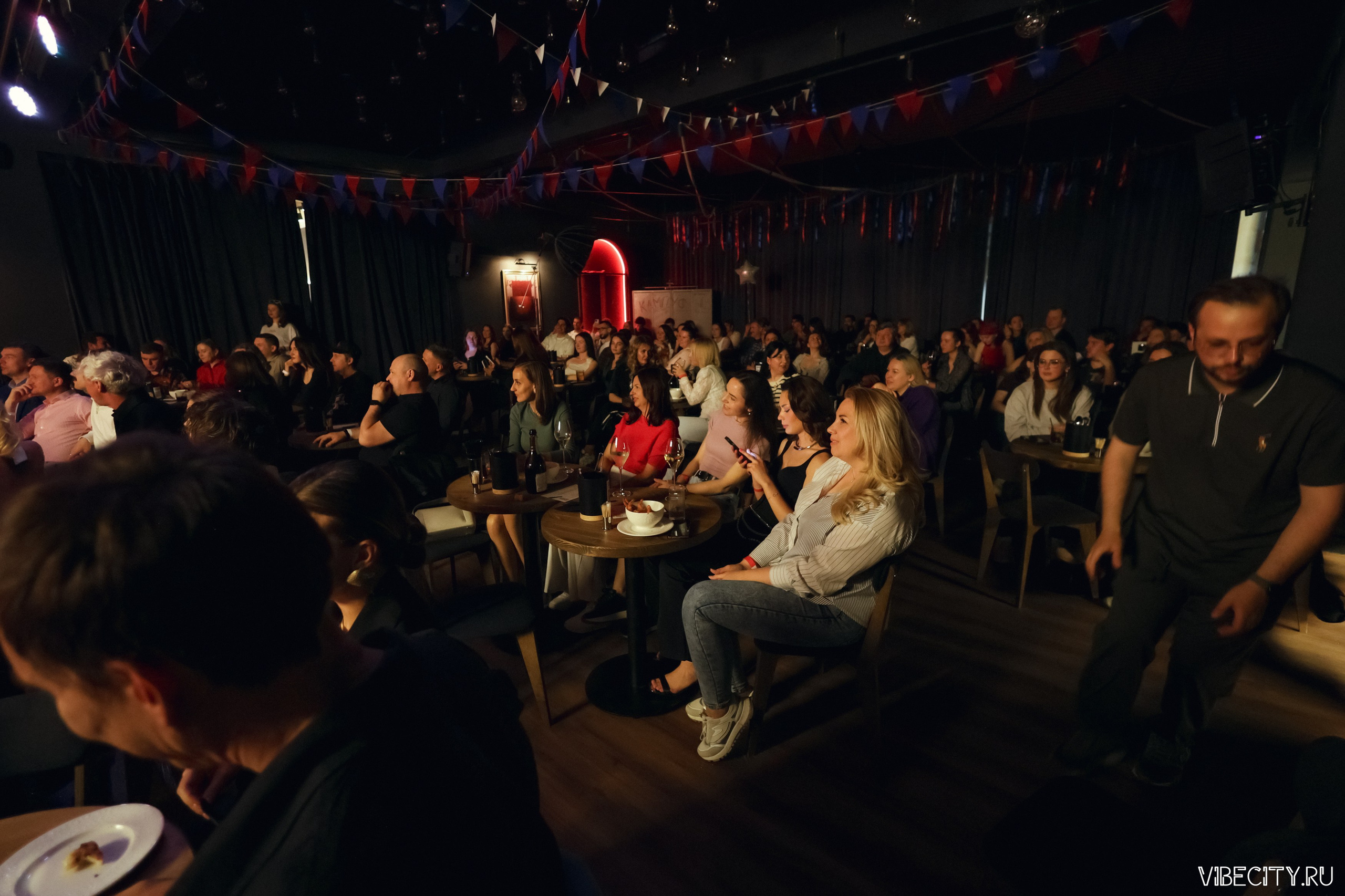 Стендап клуб Локация. VIBECITY.RU Вайб Сити Ру Фоторепортажи Фотоотчеты Калининград