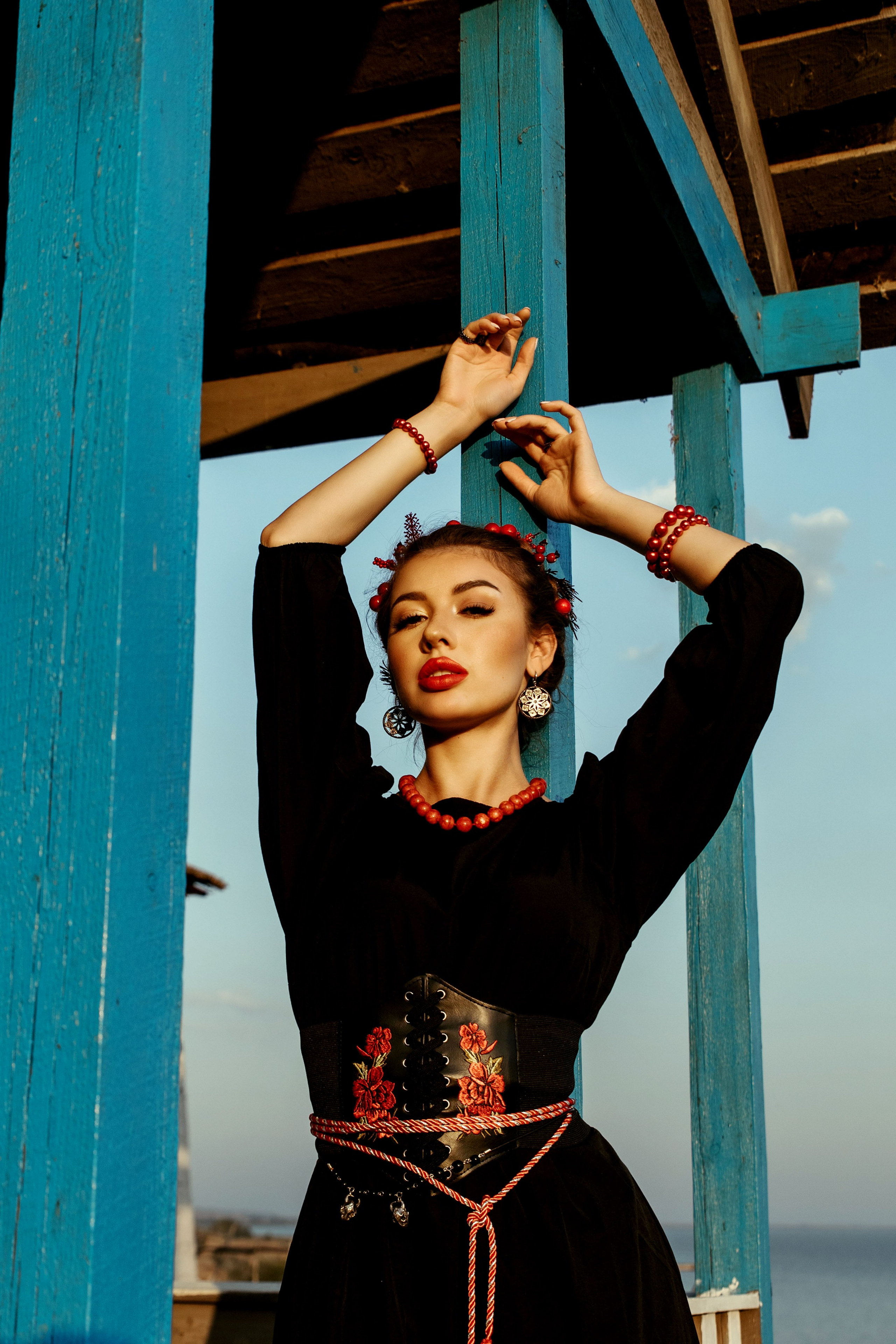 Завораживающая красота русской зимы оживает в этой фотосессии.  Перед Вами предстаёт не просто девушка, а воплощение древнего славянского духа, хранительница тайн лесов и полей.  В её образе –  тонкая работа визажиста и стилиста,  создавших  аутентичный  костюм и макияж,  переносящие нас в мир  сказок и легенд.  Каждая деталь, от вышивки на сарафане до плетения в косах,  продумана до мелочей,  подчеркивая  мистическую  атмосферу.  Мастерство профессионального фотографа запечатлело не только внешнее очарование модели, но и  глубокий  внутренний мир,  пробуждающий  чувство  волшебства и  неповторимости  русской культуры.  Фотография – это  окно  в  сказку,  в  сердце  старинной  Руси,  где  живут  легенды  и  пробуждается  магия.