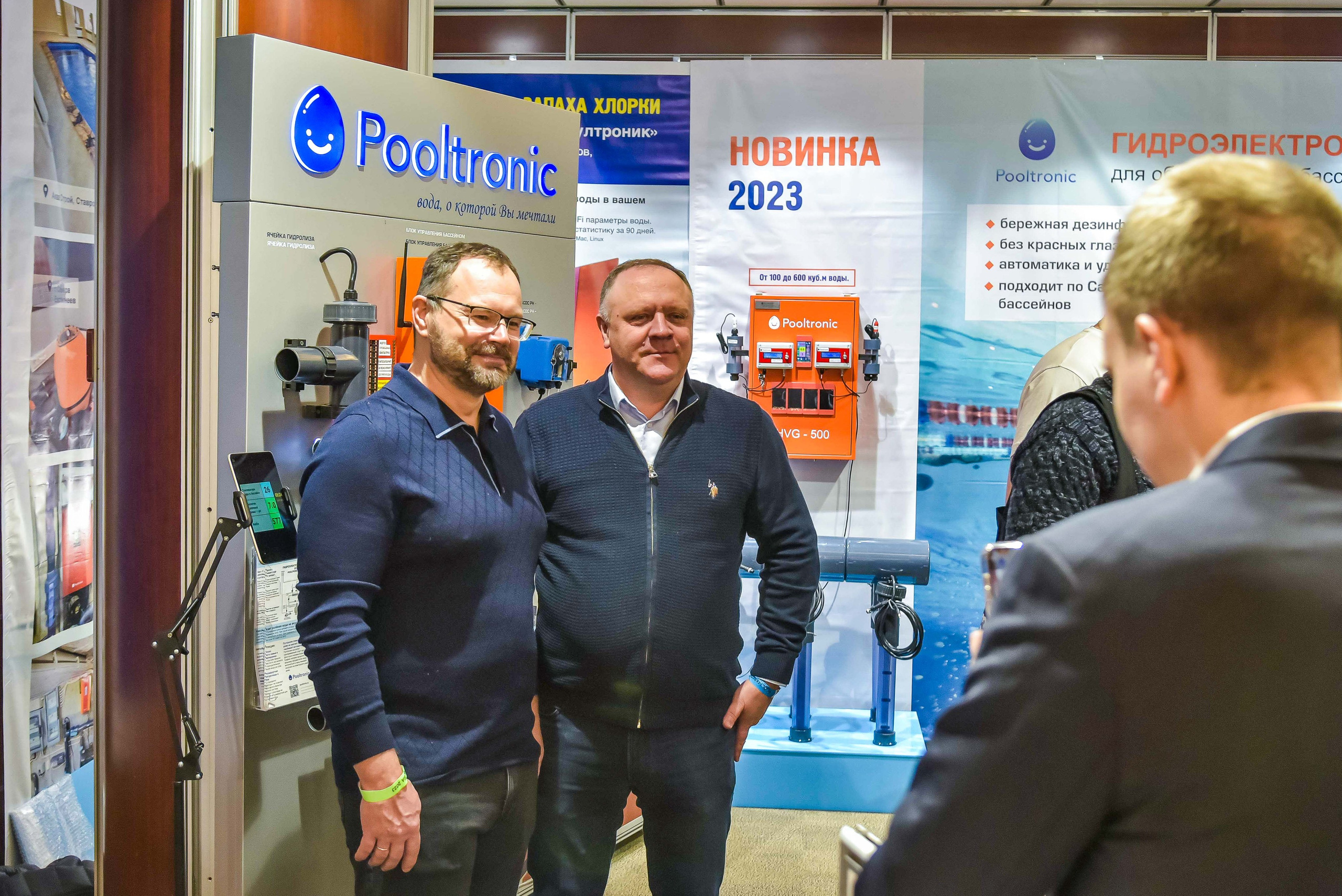 Репортажная съемка с выставки в Москве: снимок передаёт общение между представителем компании и посетителями выставки.