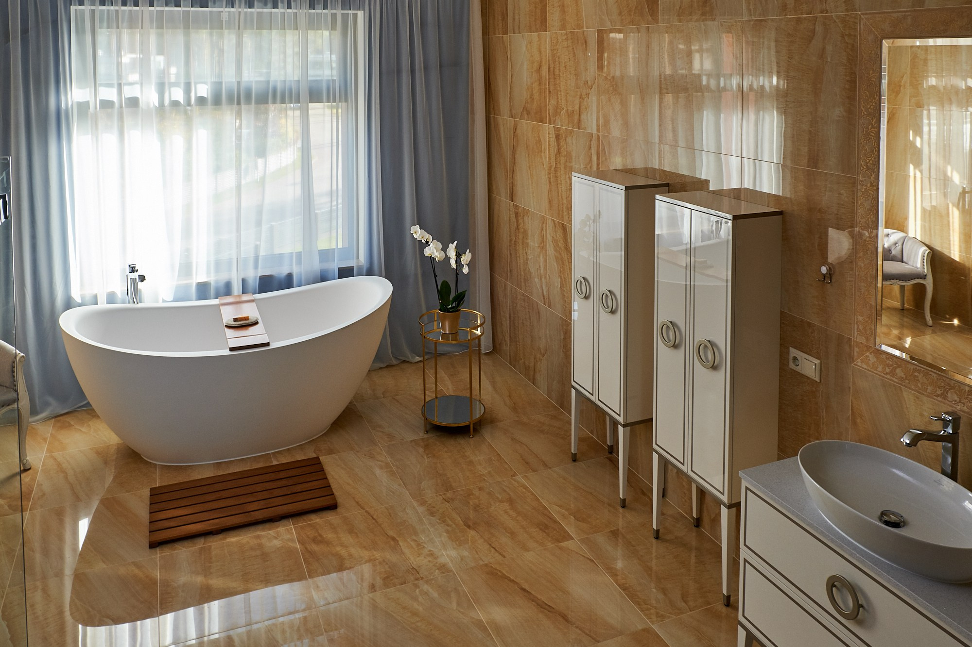 Ванная в интерьере ванной комнаты, съемка для лендинга