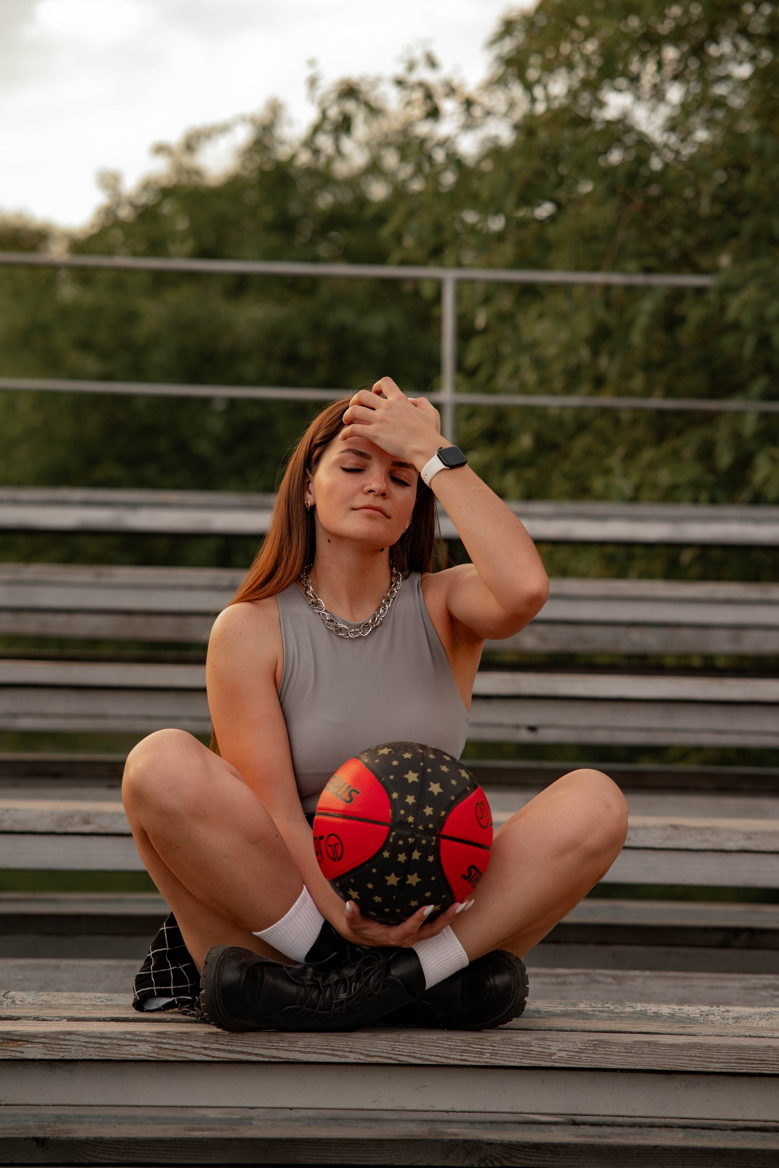 Девушка- спортсменка на стадионе города Абакана при закатном солнце. Семейный и свадебный фотограф в Абакане Юлия Су