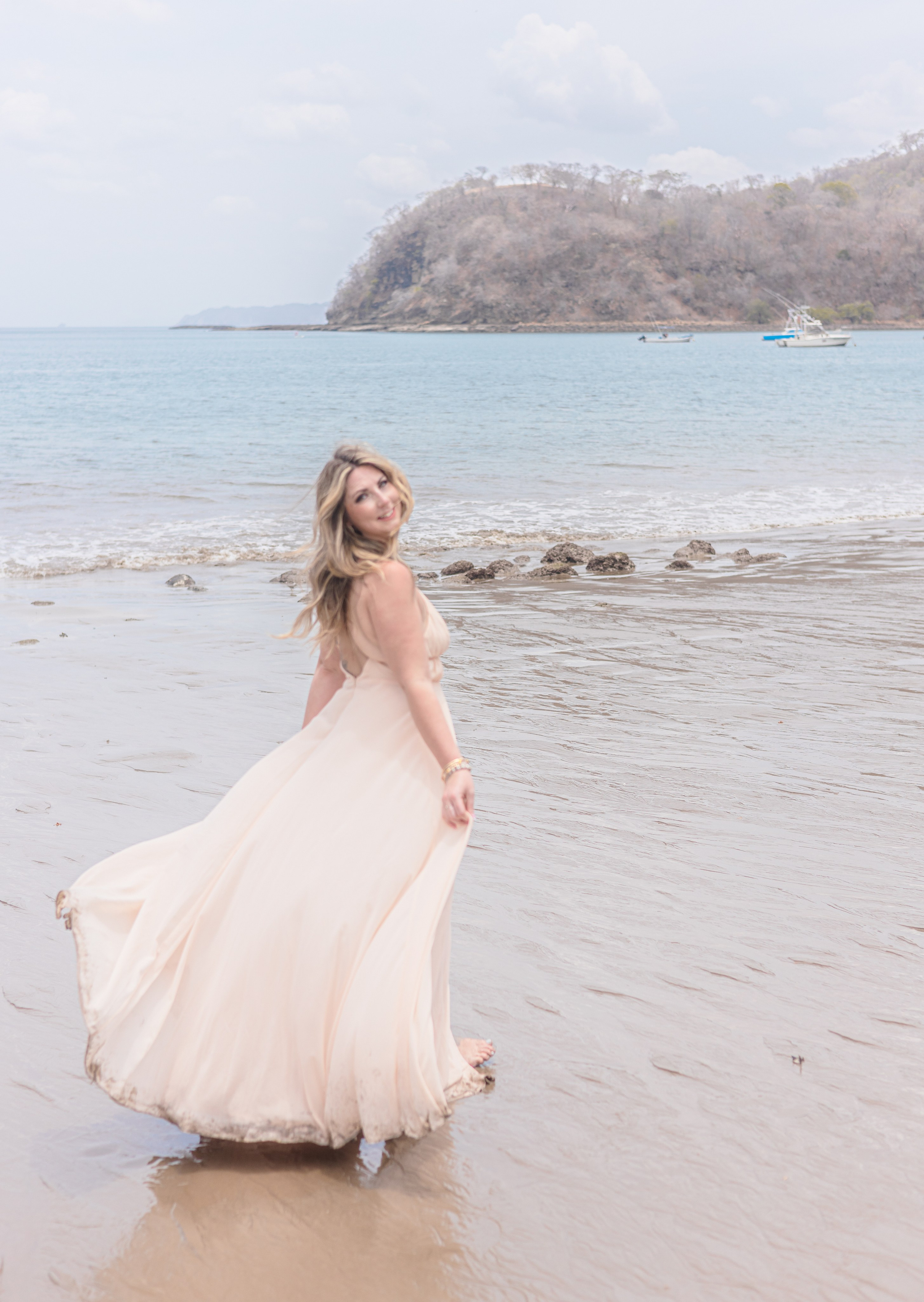 Ocean lovely moments. Family, portrait, content photo in Costa Rica Evgeniya Besprozvannykh