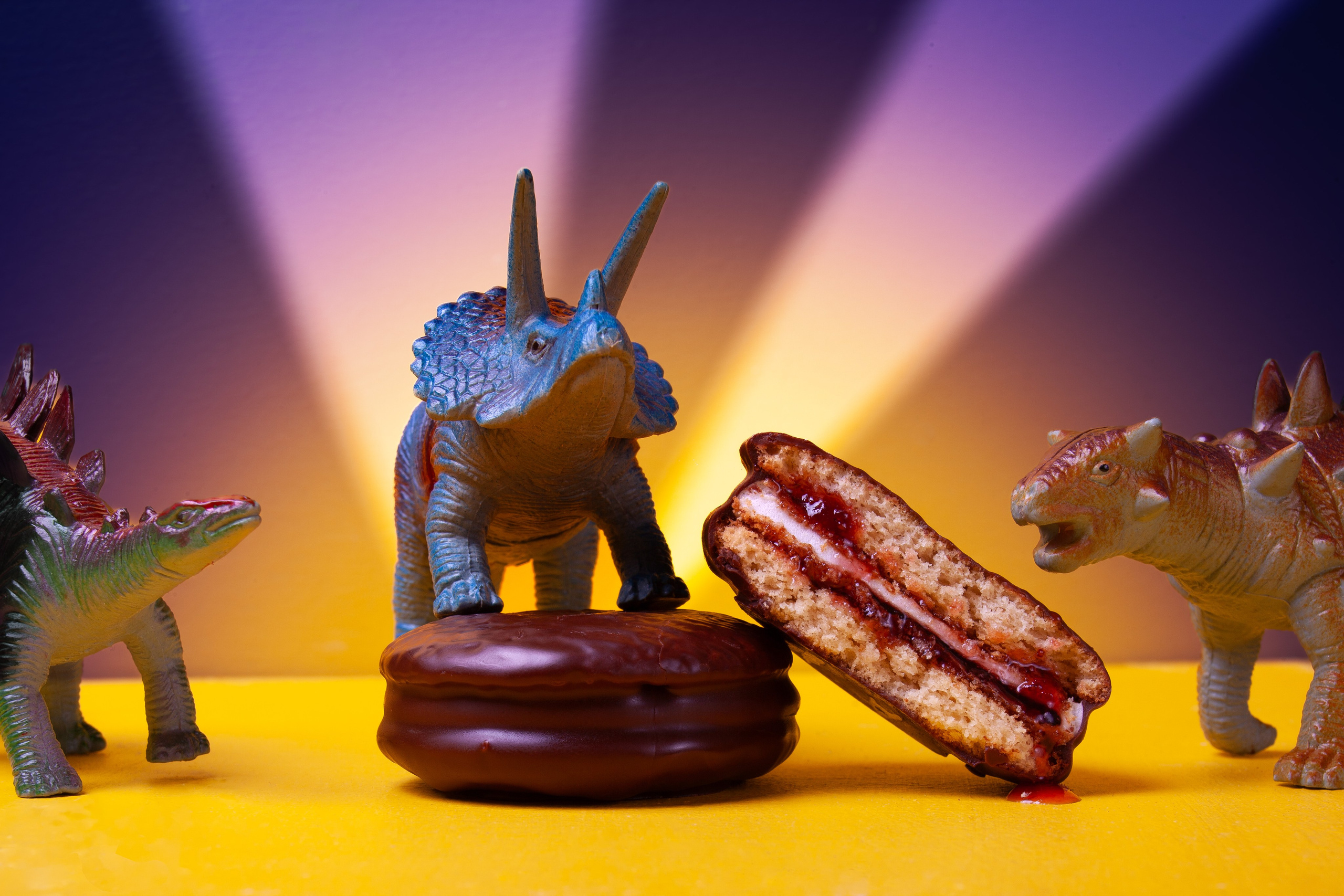 три динозавра устроили битву за печенье choco pie 