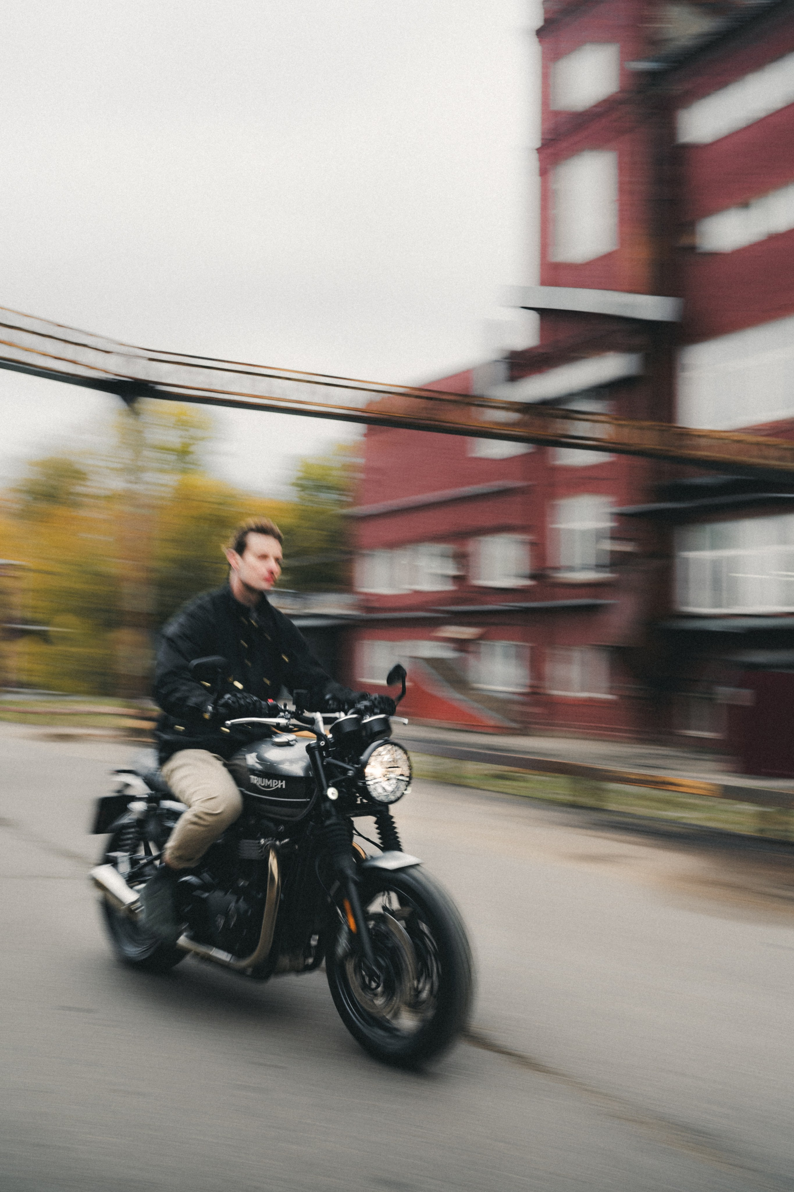 Triumph Speed Twin 1200 x Serge. Фотограф Илья К. в Москве