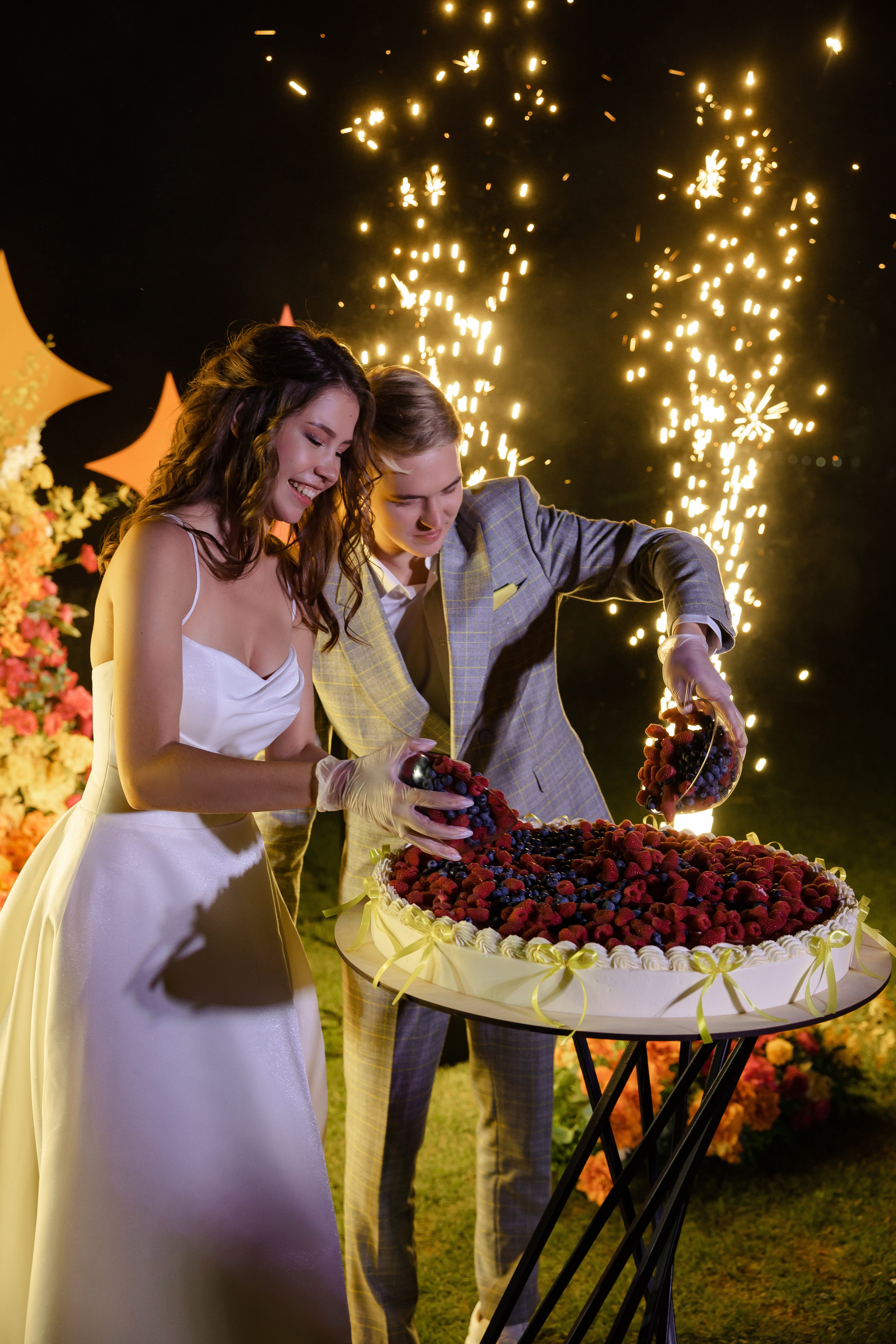 Яркая неоновая свадебная фотосессия в «Нет на карте». Свадебный и семейный фотограф в Самаре и Тольятти | Елена Топанцева