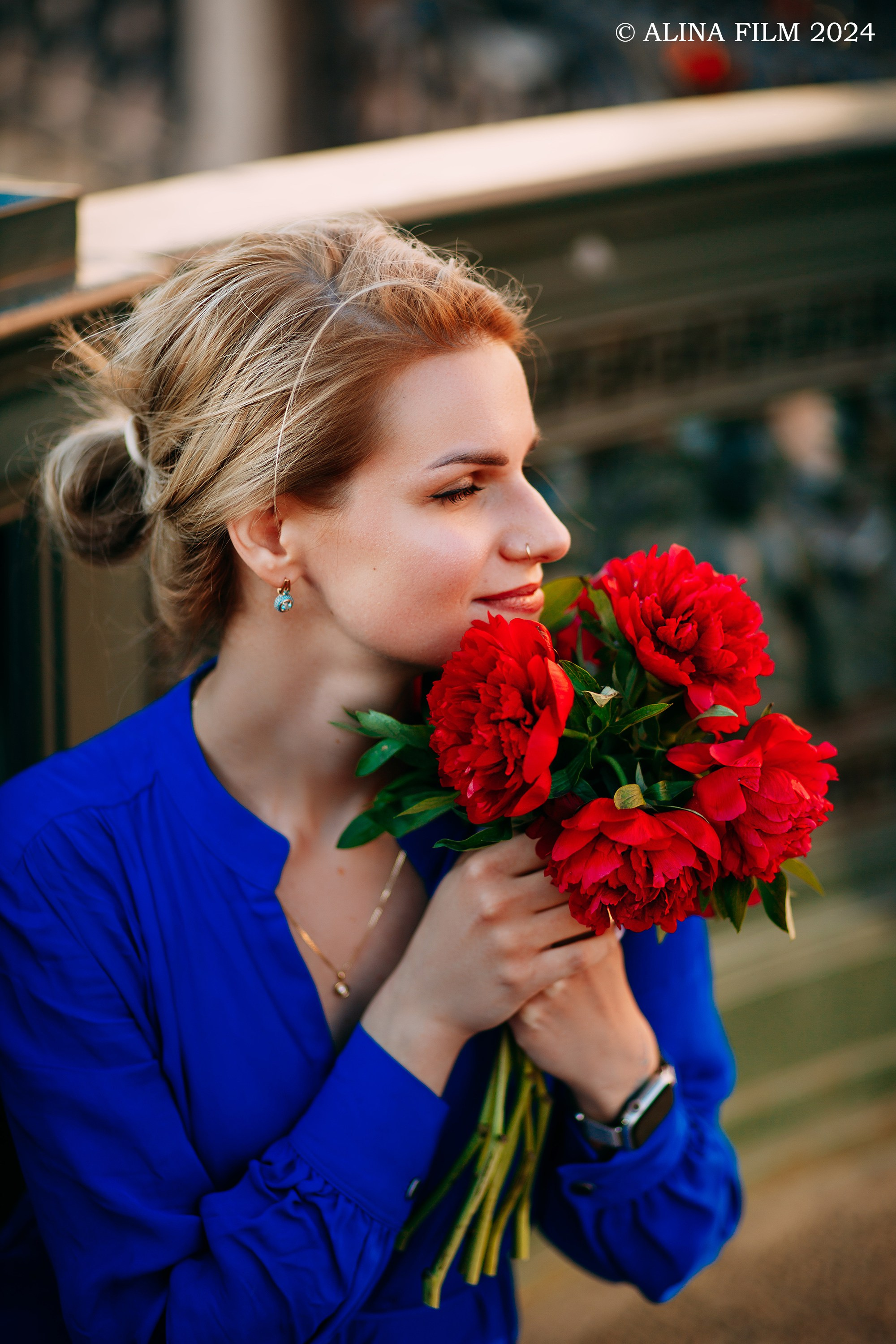 Девушка по городу шагает босиком. Фотограф в Санкт-Петербурге Alina Film