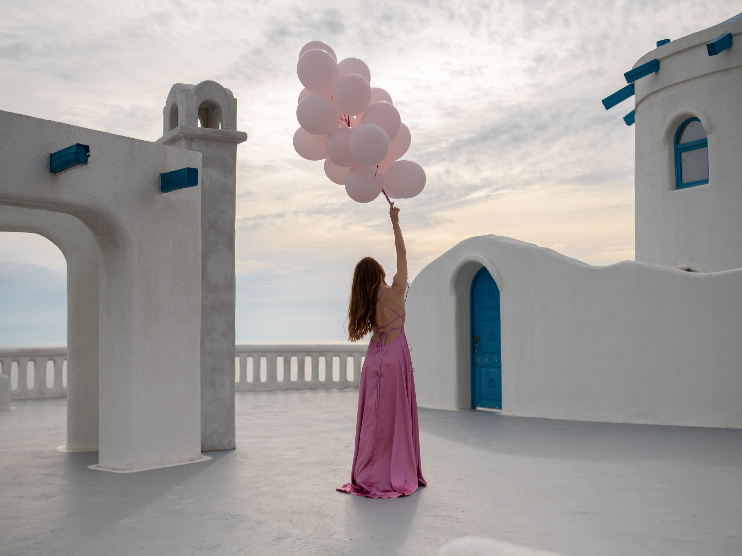 Розовое платье со шлейфыом для Санторини в Крыму