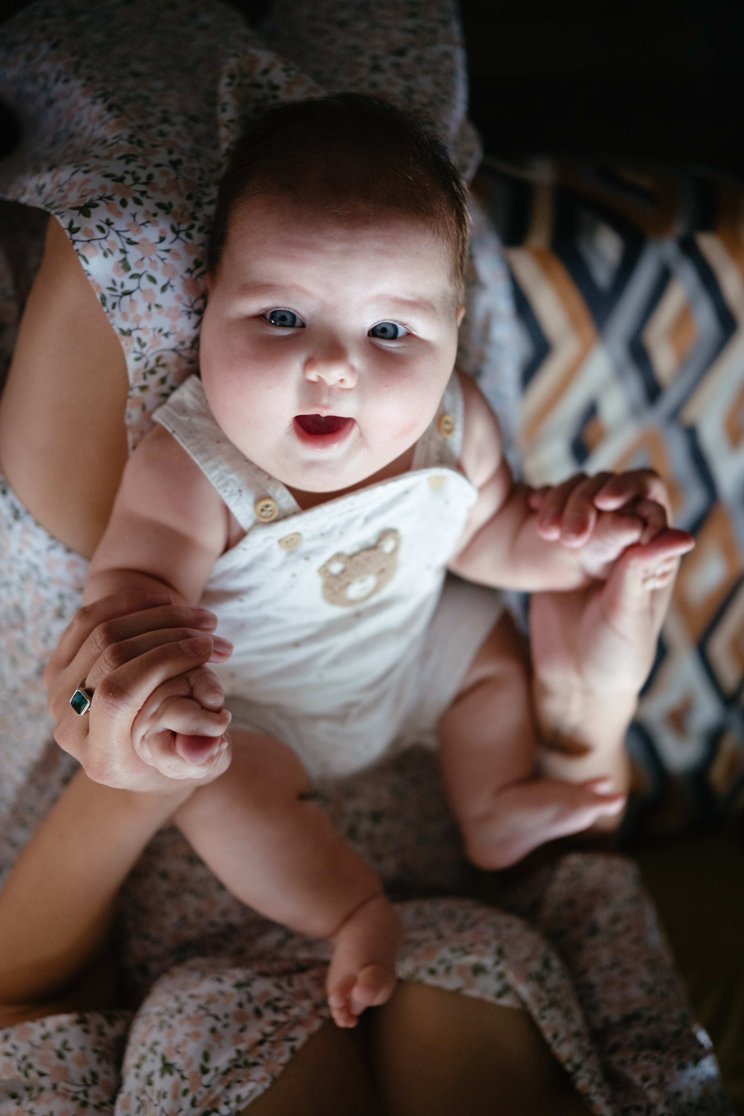 Алиса дома с мамой, братом и котом. Семейный детский ньюборн фотограф в Москве Марта Петрова