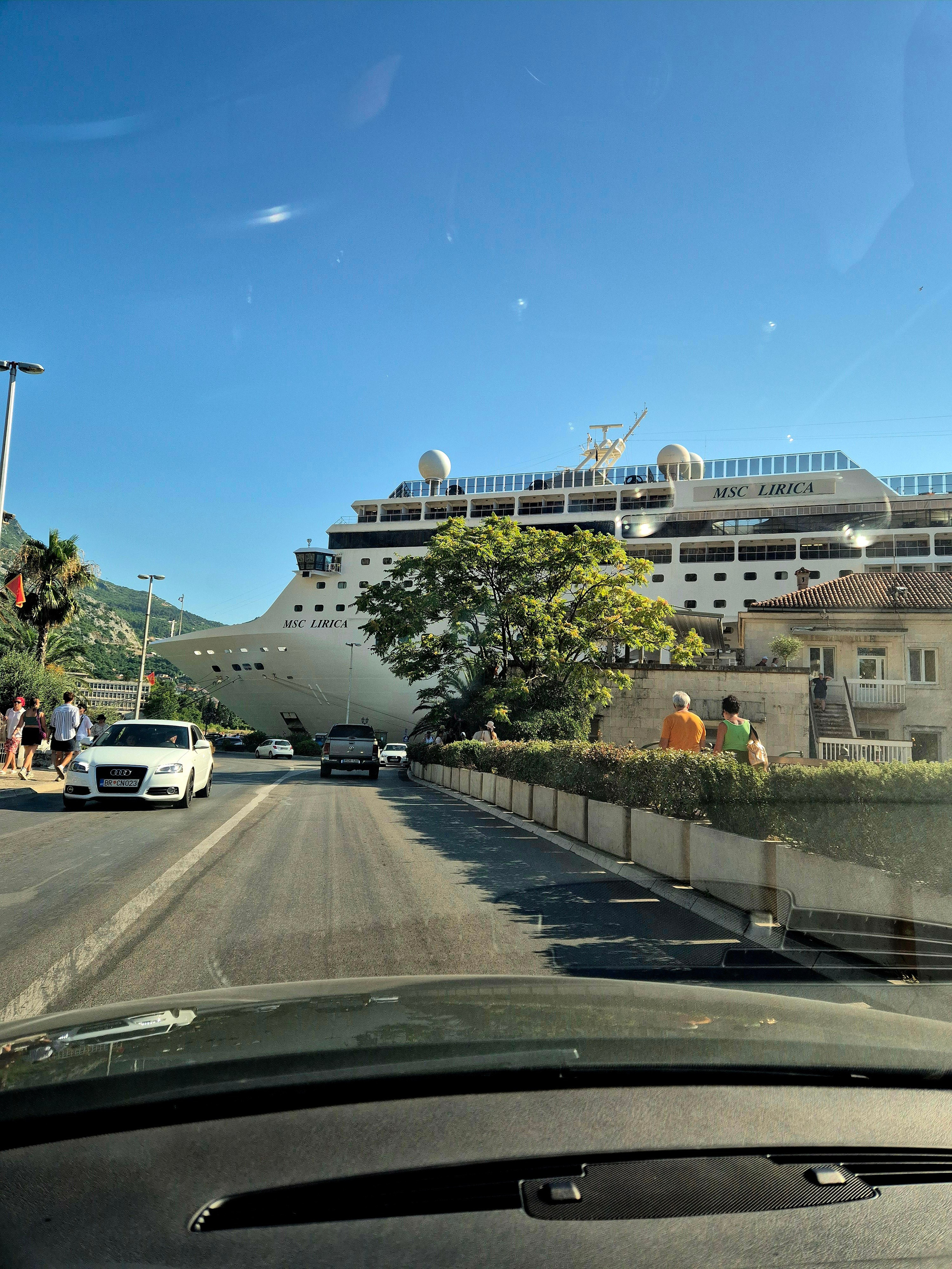 Круизный лайнер встал на стоянку в Которе