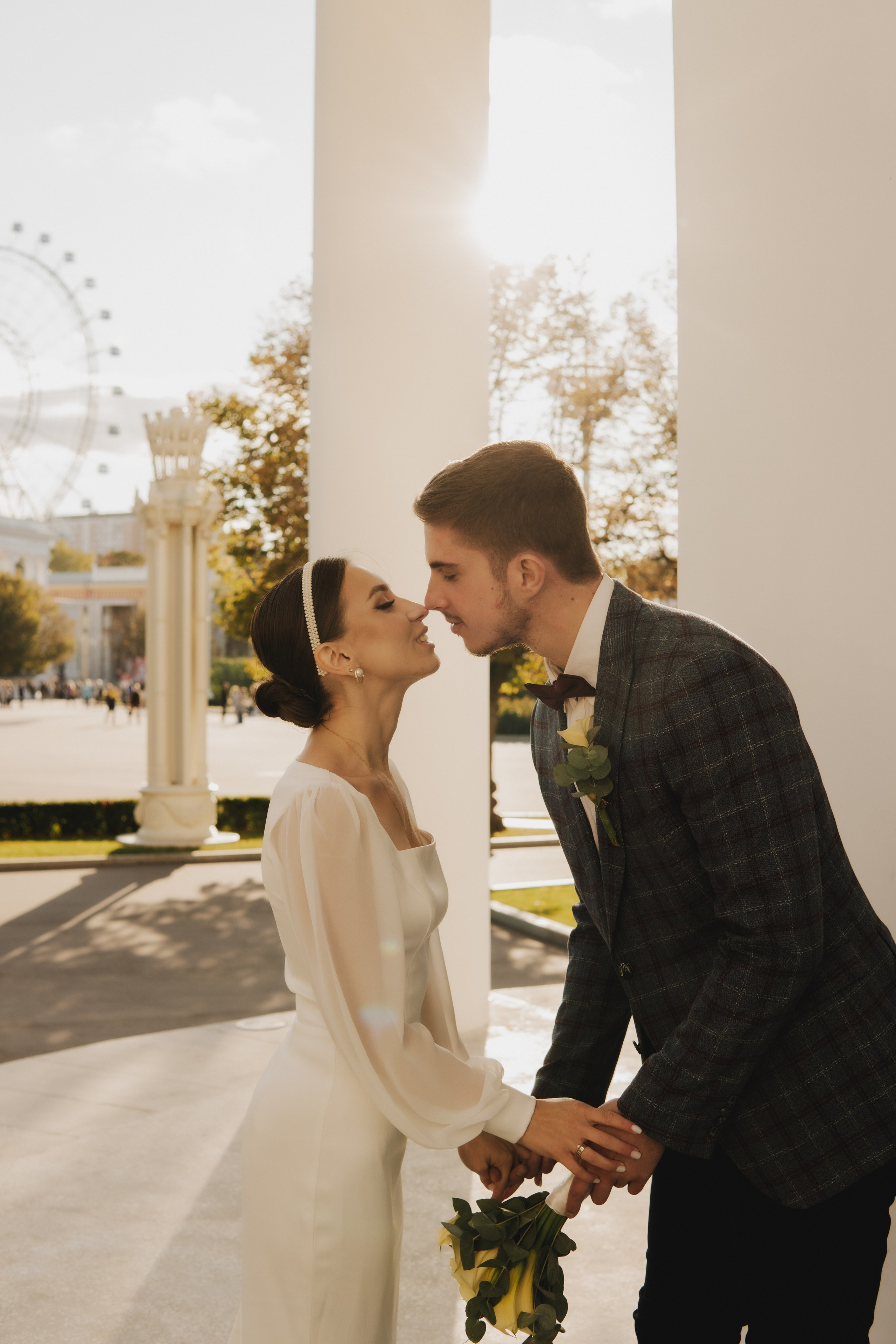 Свадебная прогулка. Мы тонем в лучах нежных объятий. Свадебный и портретный фотограф в Москве, Светлана Янковая